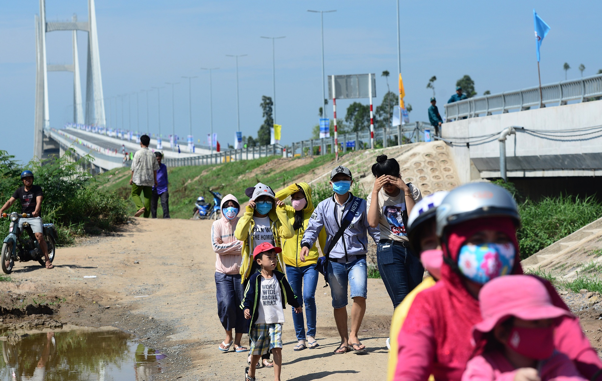 nguoi mien Tay hao huc xem khanh thanh cau anh 7