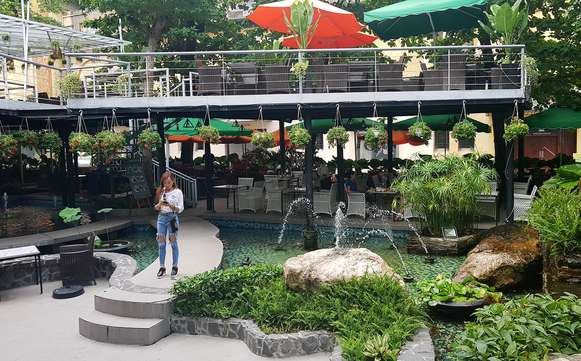 Quan nao o TP.HCM cung co dat cong bo hoang, xe thit cho thue gia beo hinh anh