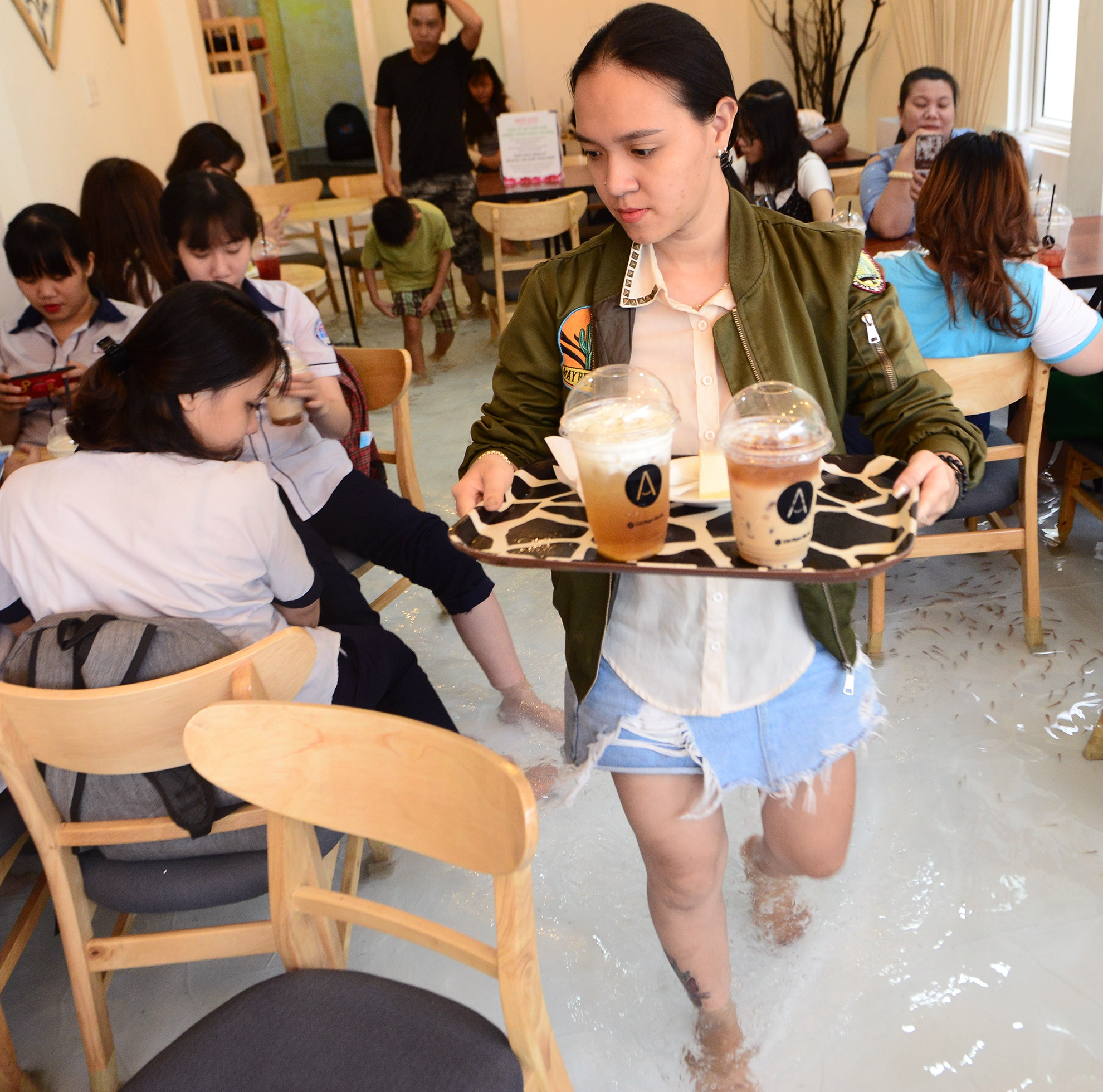 vua uong ca phe vua ngam ca boi loi o Sai Gon anh 11