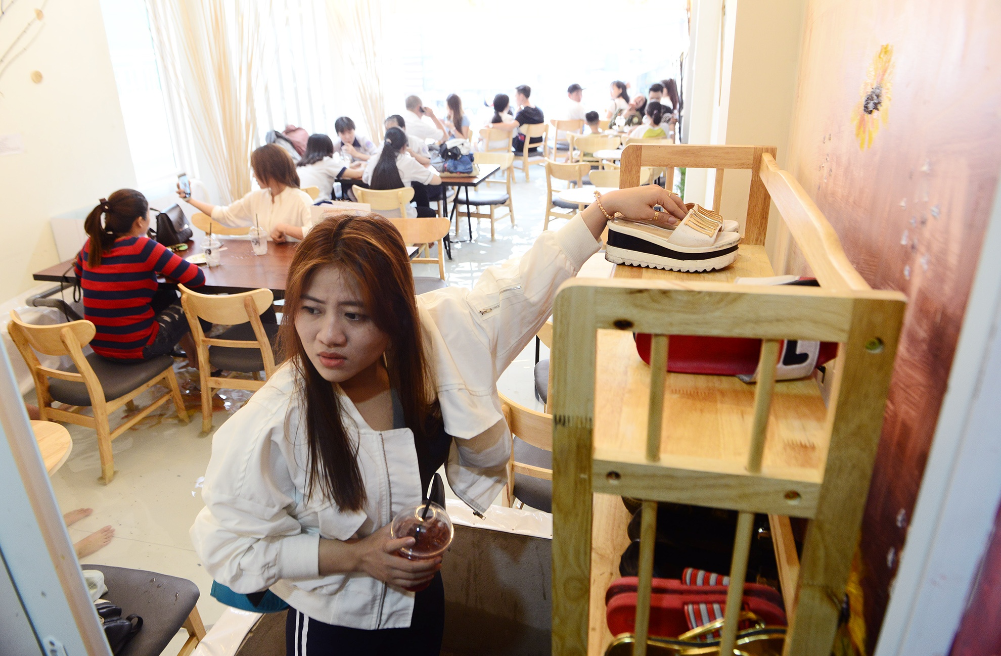 vua uong ca phe vua ngam ca boi loi o Sai Gon anh 1