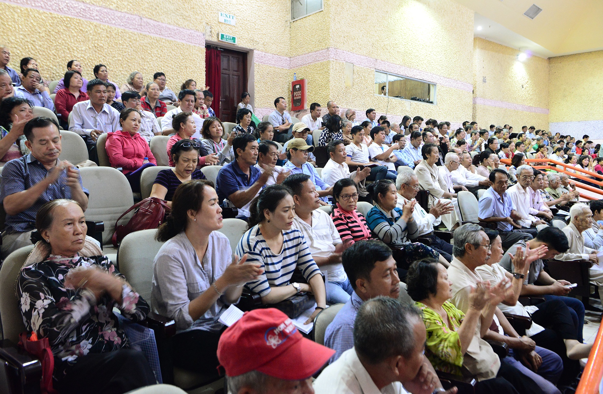 6 gio gap dai bieu quoc hoi cua ba con Thu Thiem anh 8