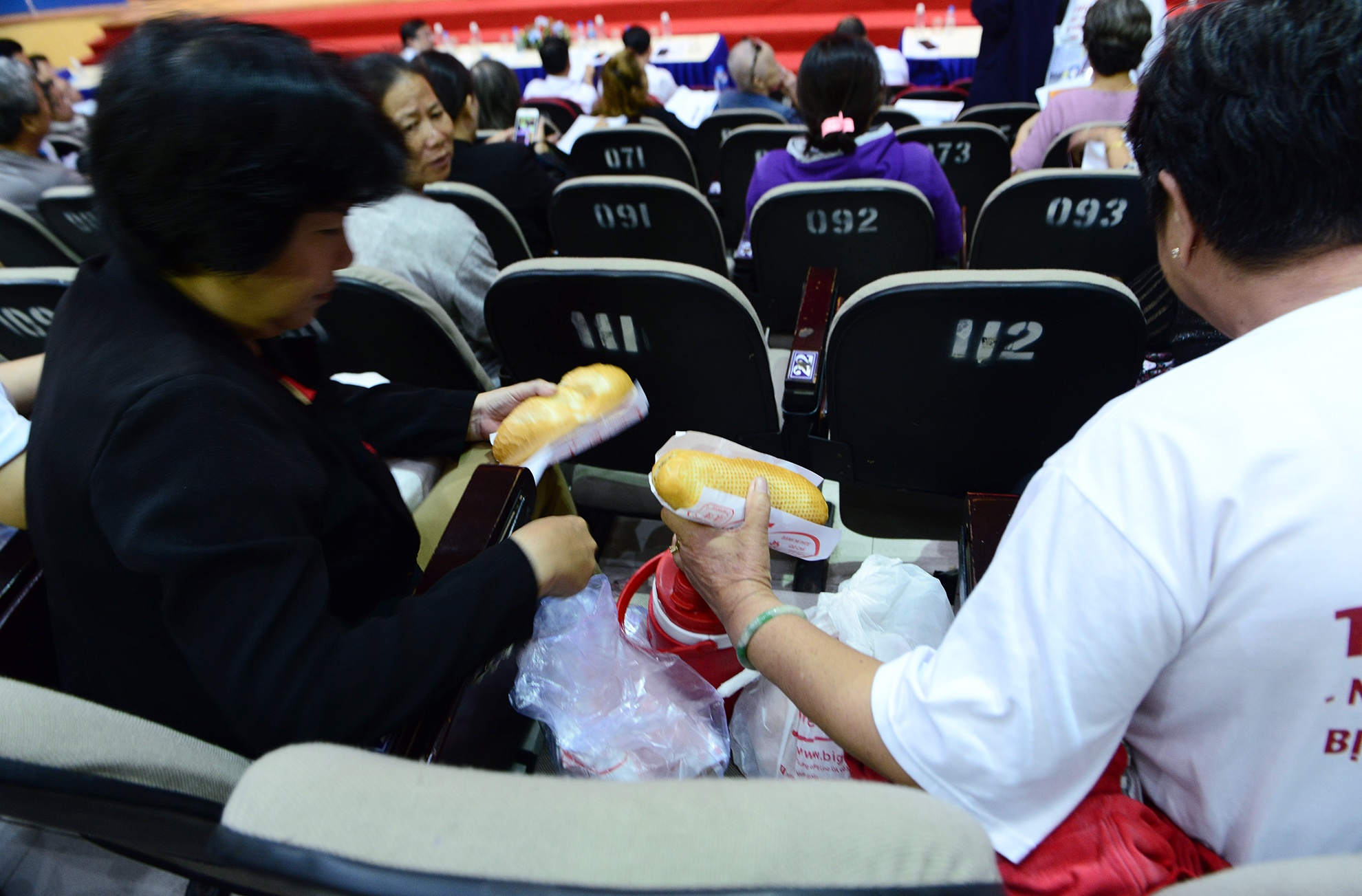 6 gio gap dai bieu quoc hoi cua ba con Thu Thiem anh 15