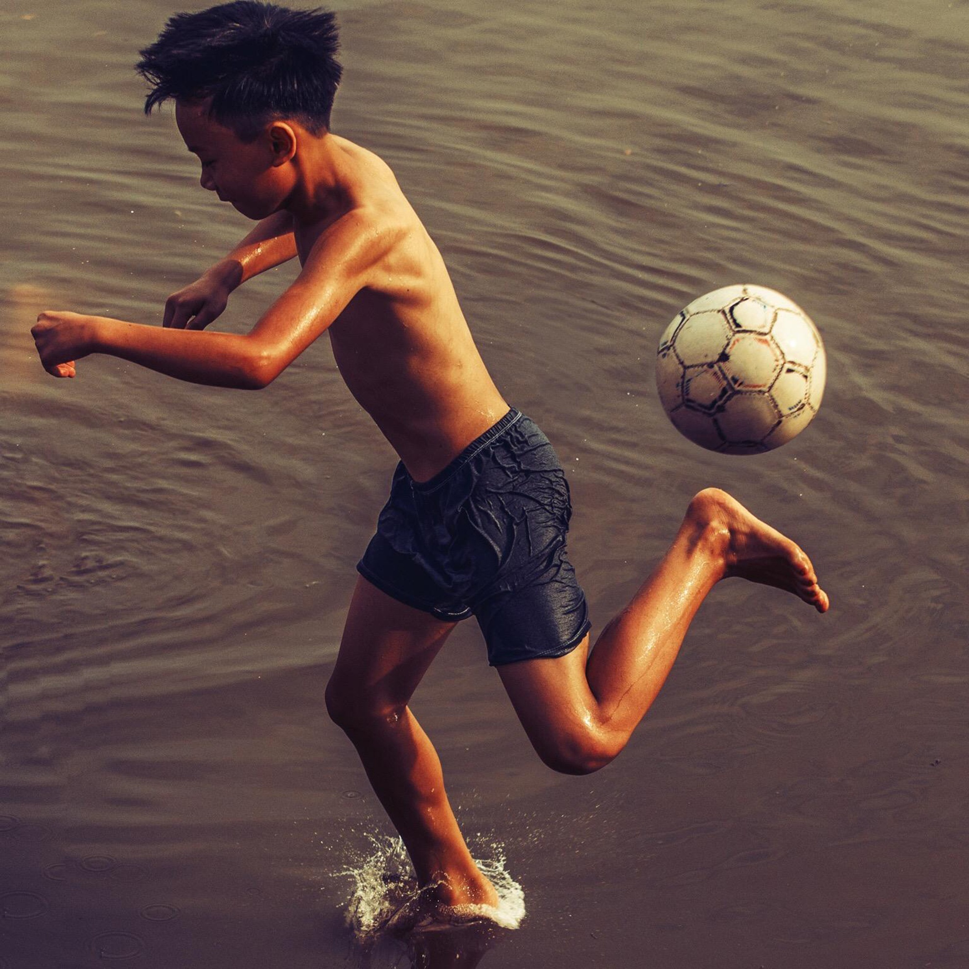 tre em va bong tai cuoc thi anh Song cung Worl Cup anh 3