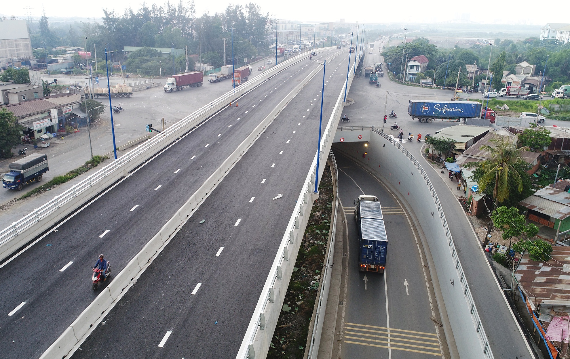 Hoan thien cau vuot bang qua nut giao thong dong duc nhat Sai Gon hinh anh