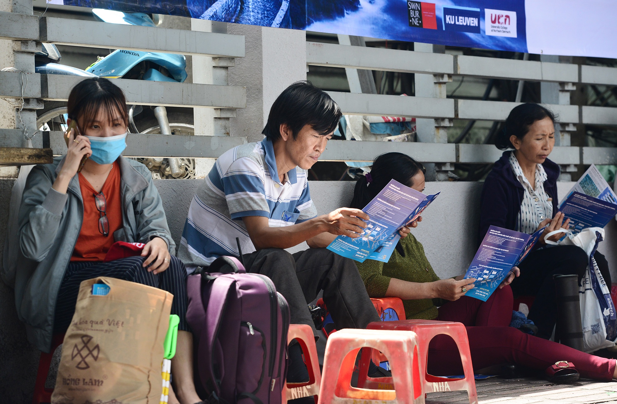 Phu huynh ngu guc doi thi sinh thi hon 4 gio anh 10