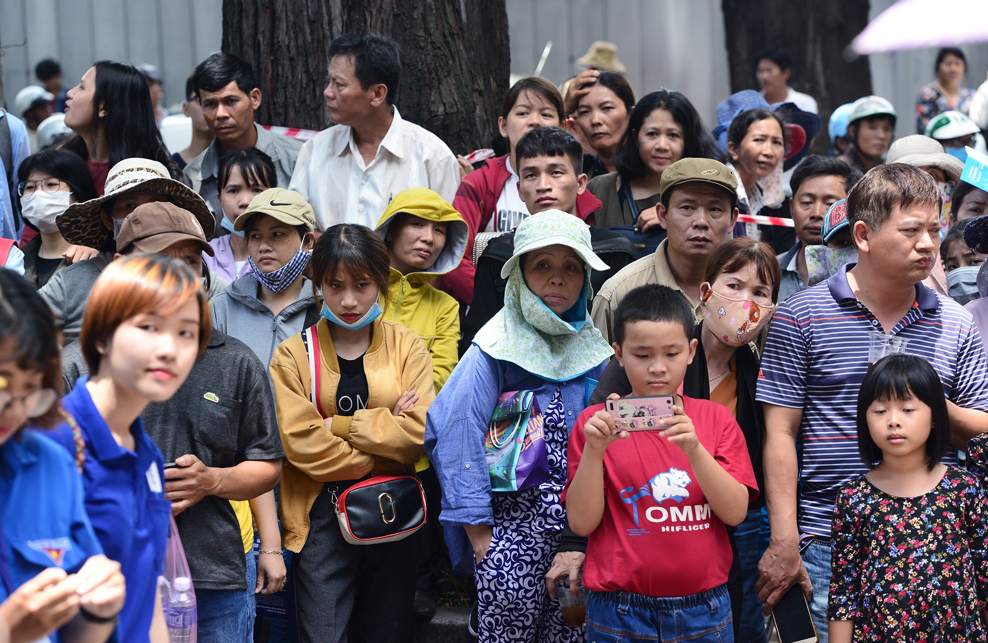 Phu huynh ngu guc doi thi sinh thi hon 4 gio anh 11