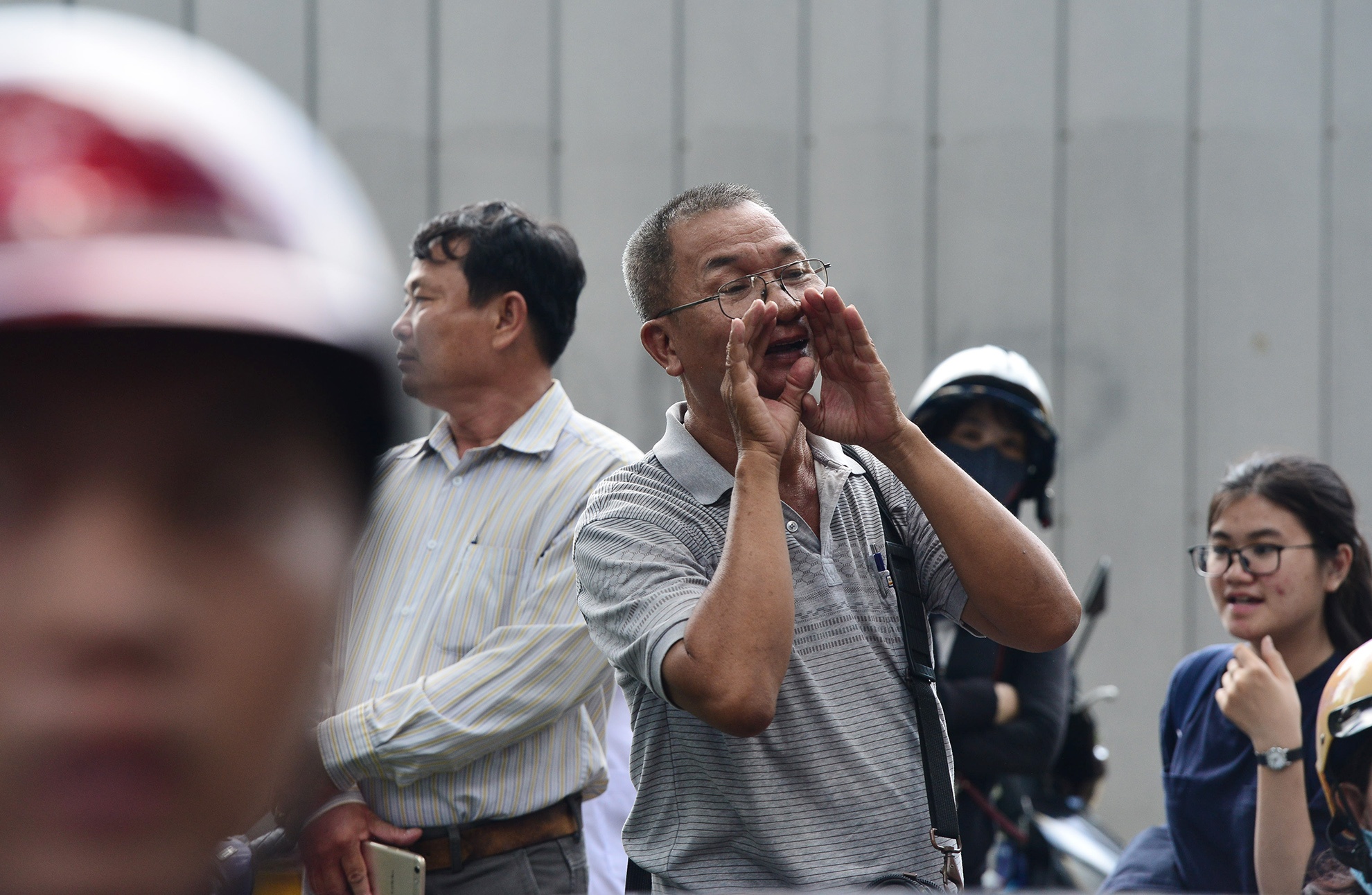 Phu huynh ngu guc doi thi sinh thi hon 4 gio anh 12