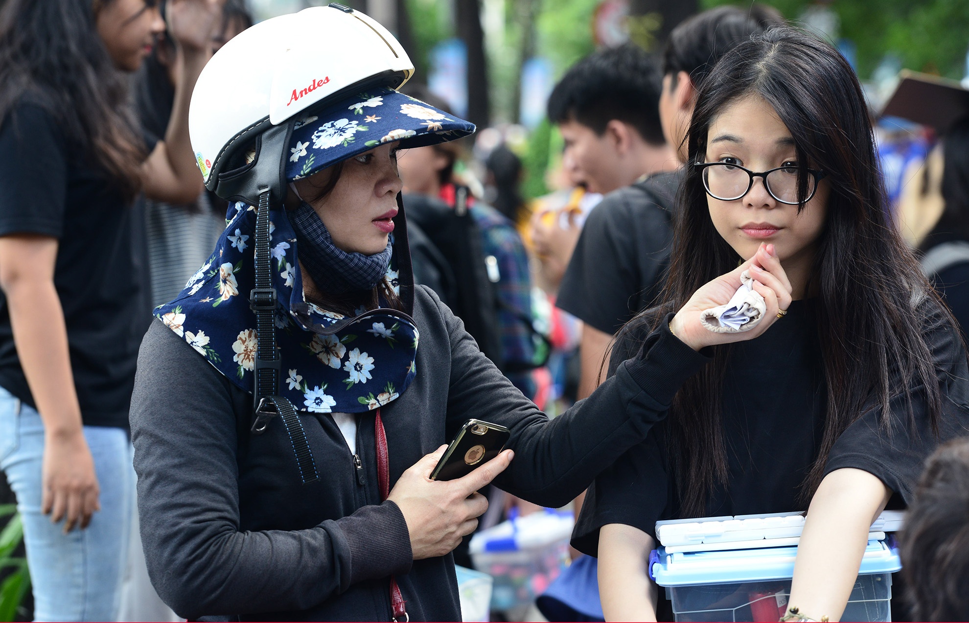 Phu huynh ngu guc doi thi sinh thi hon 4 gio anh 13