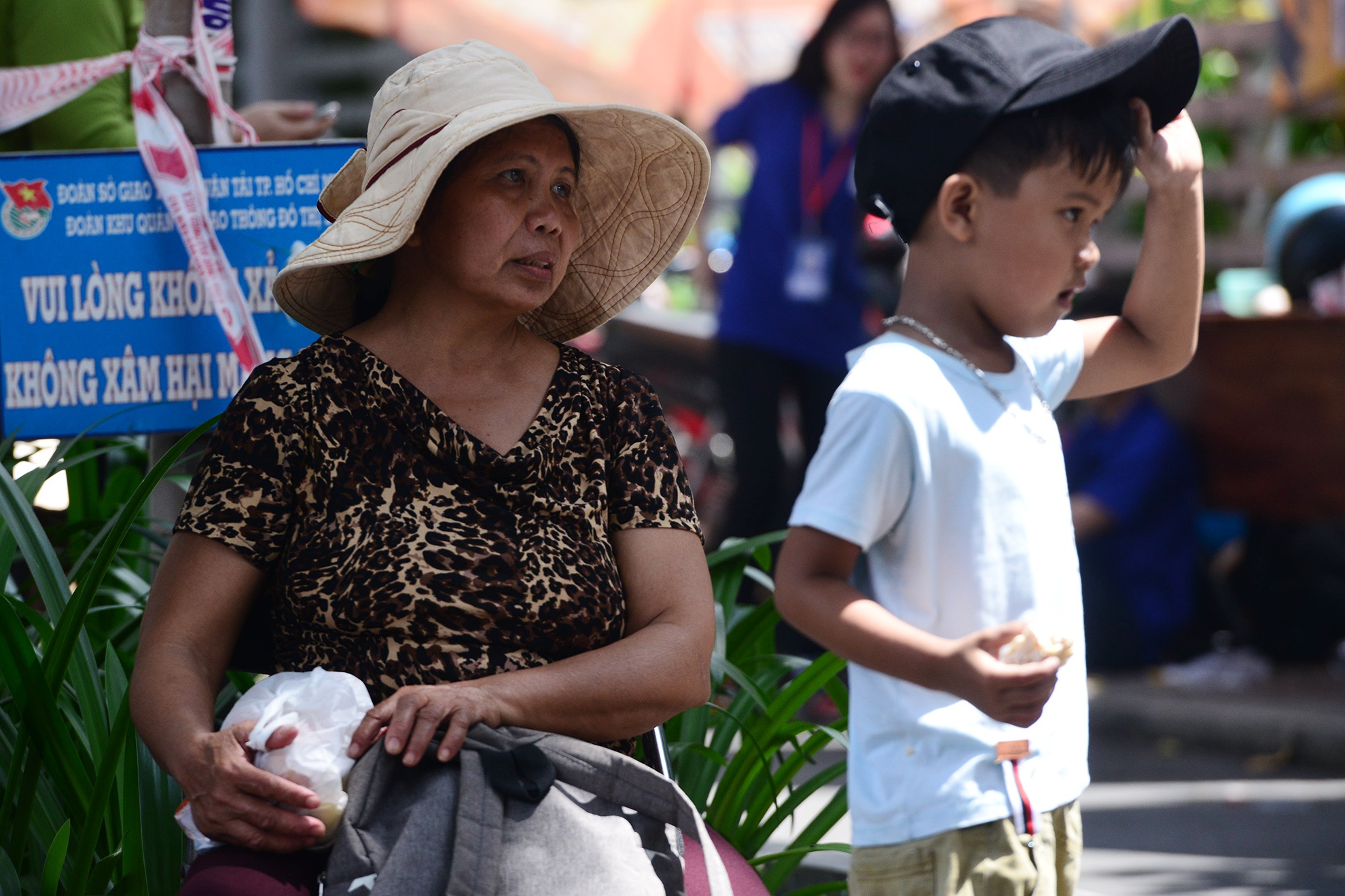 Phu huynh ngu guc doi thi sinh thi hon 4 gio anh 14