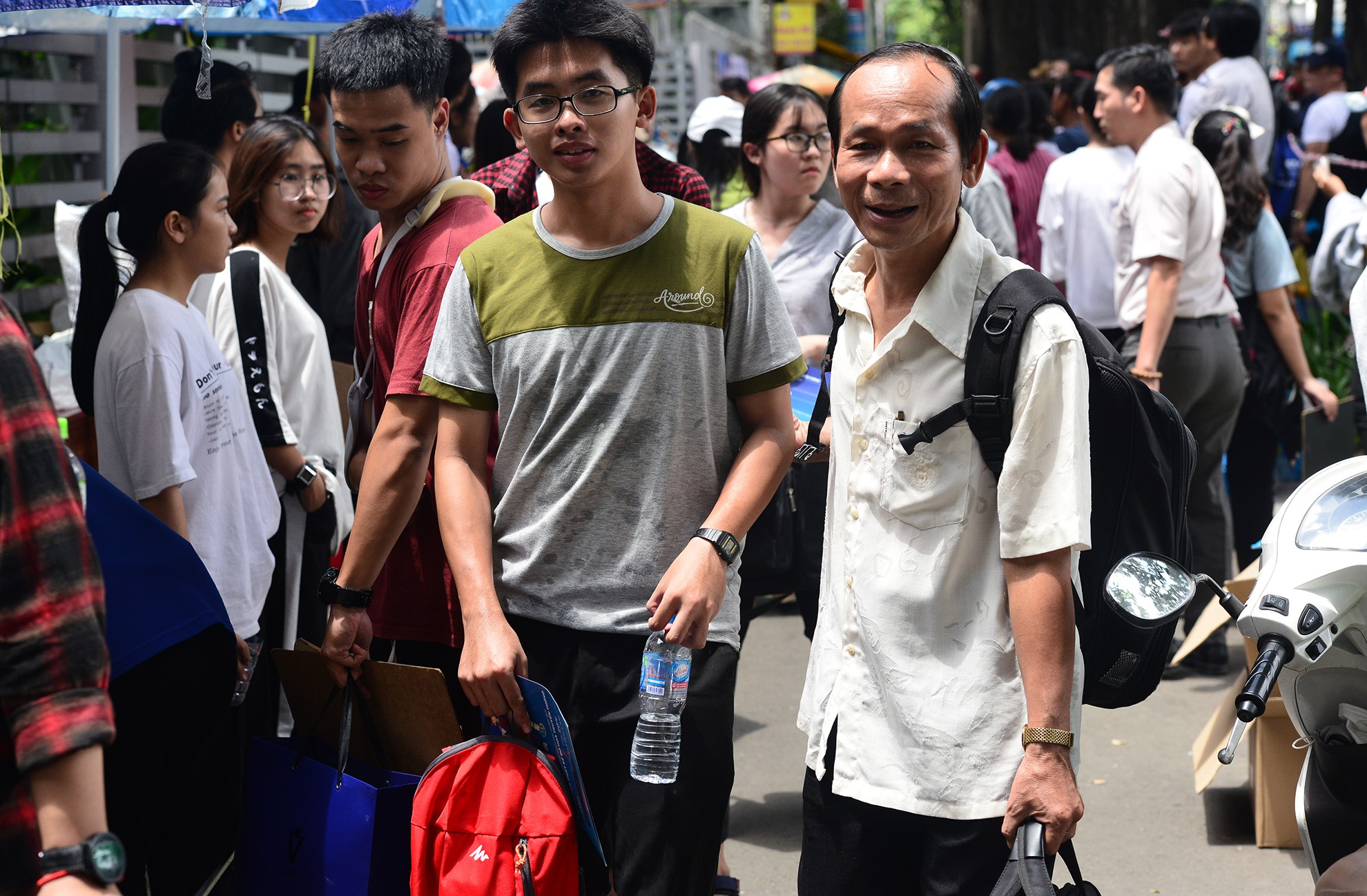 Phu huynh ngu guc doi thi sinh thi hon 4 gio anh 15