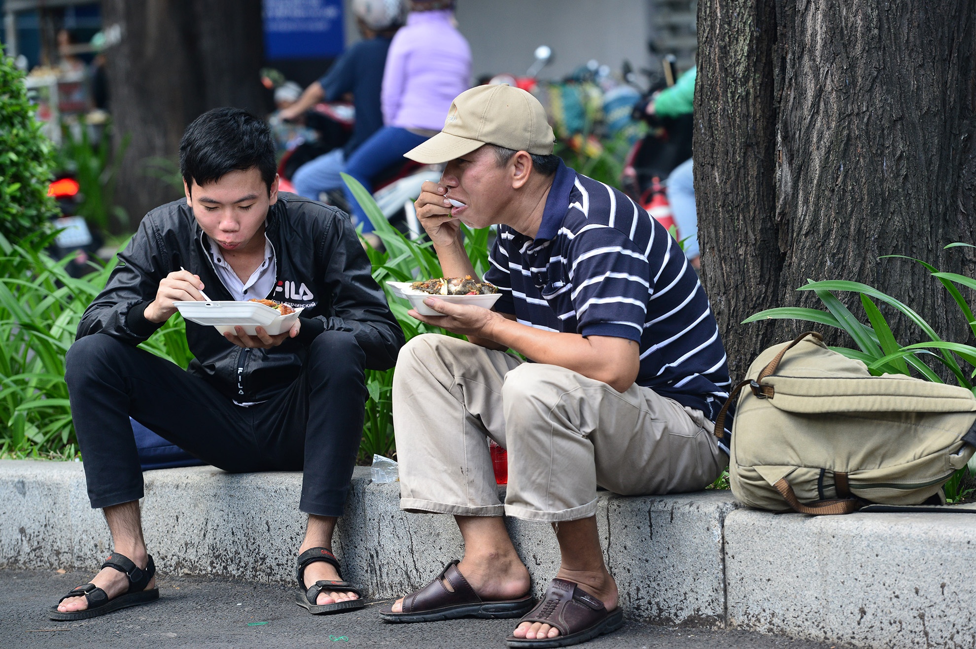 Phu huynh ngu guc doi thi sinh thi hon 4 gio anh 16