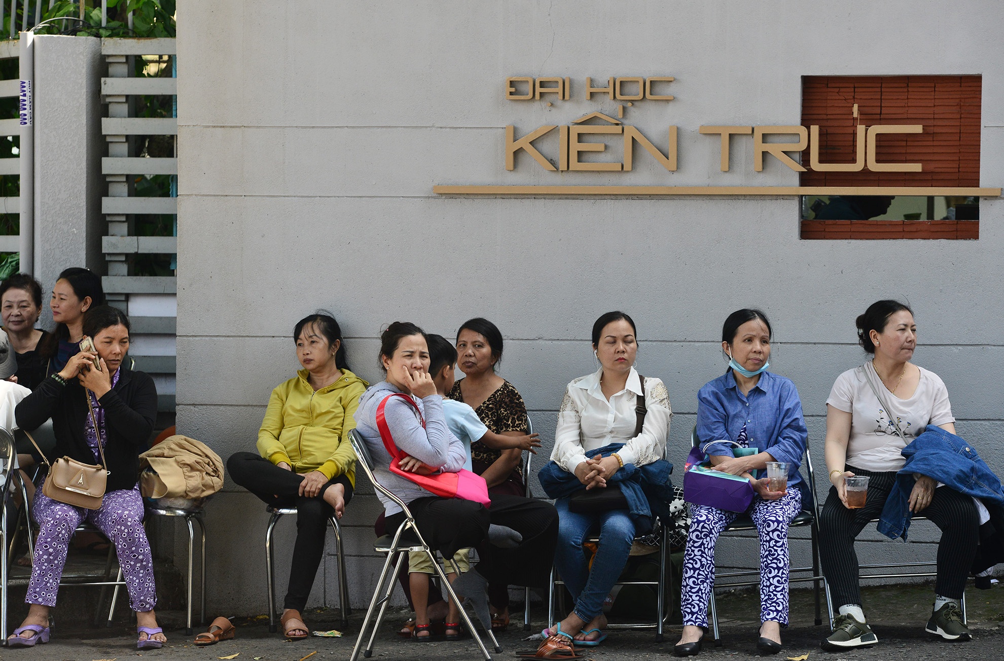 Phu huynh ngu guc doi thi sinh thi hon 4 gio anh 1