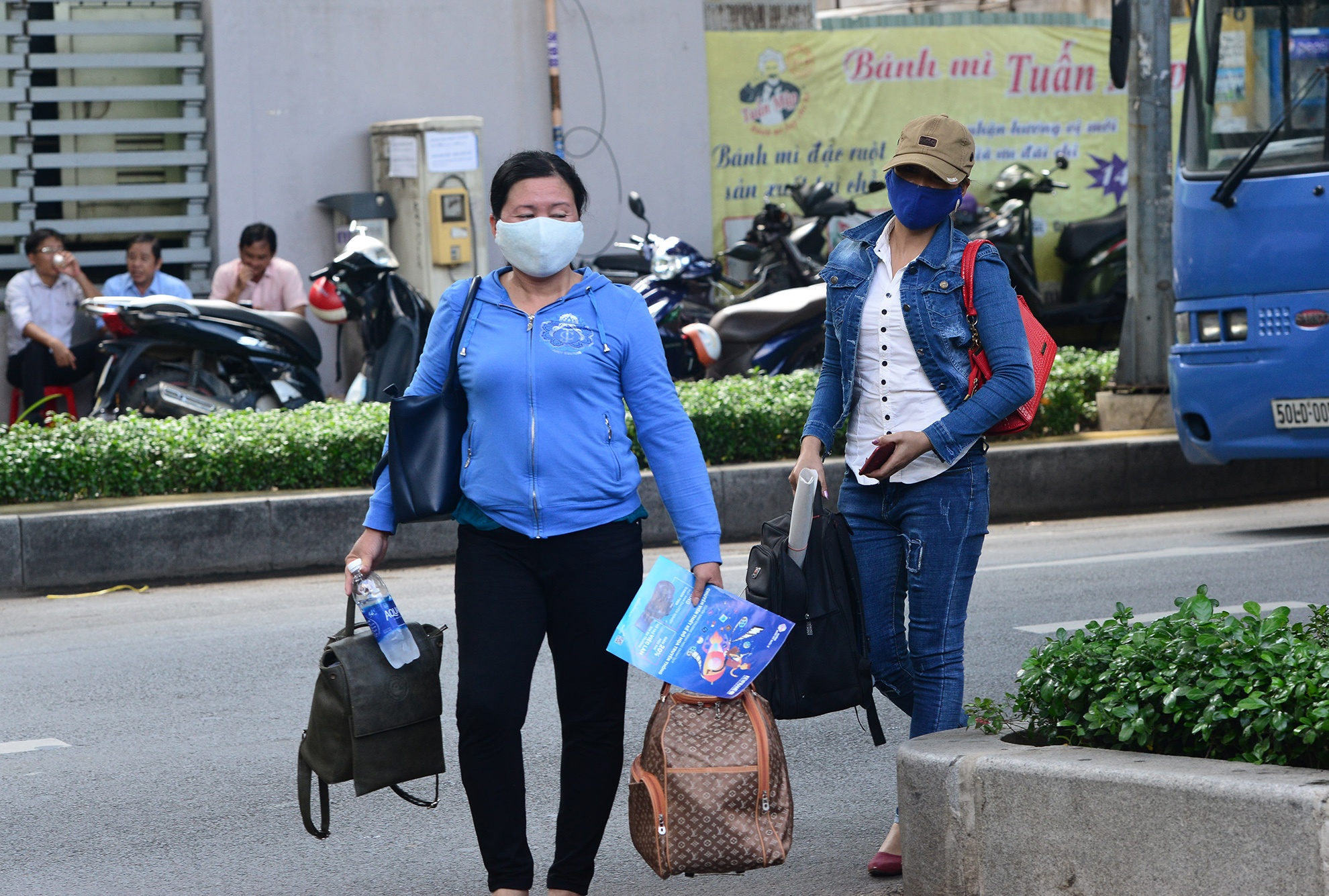 Phu huynh ngu guc doi thi sinh thi hon 4 gio anh 2