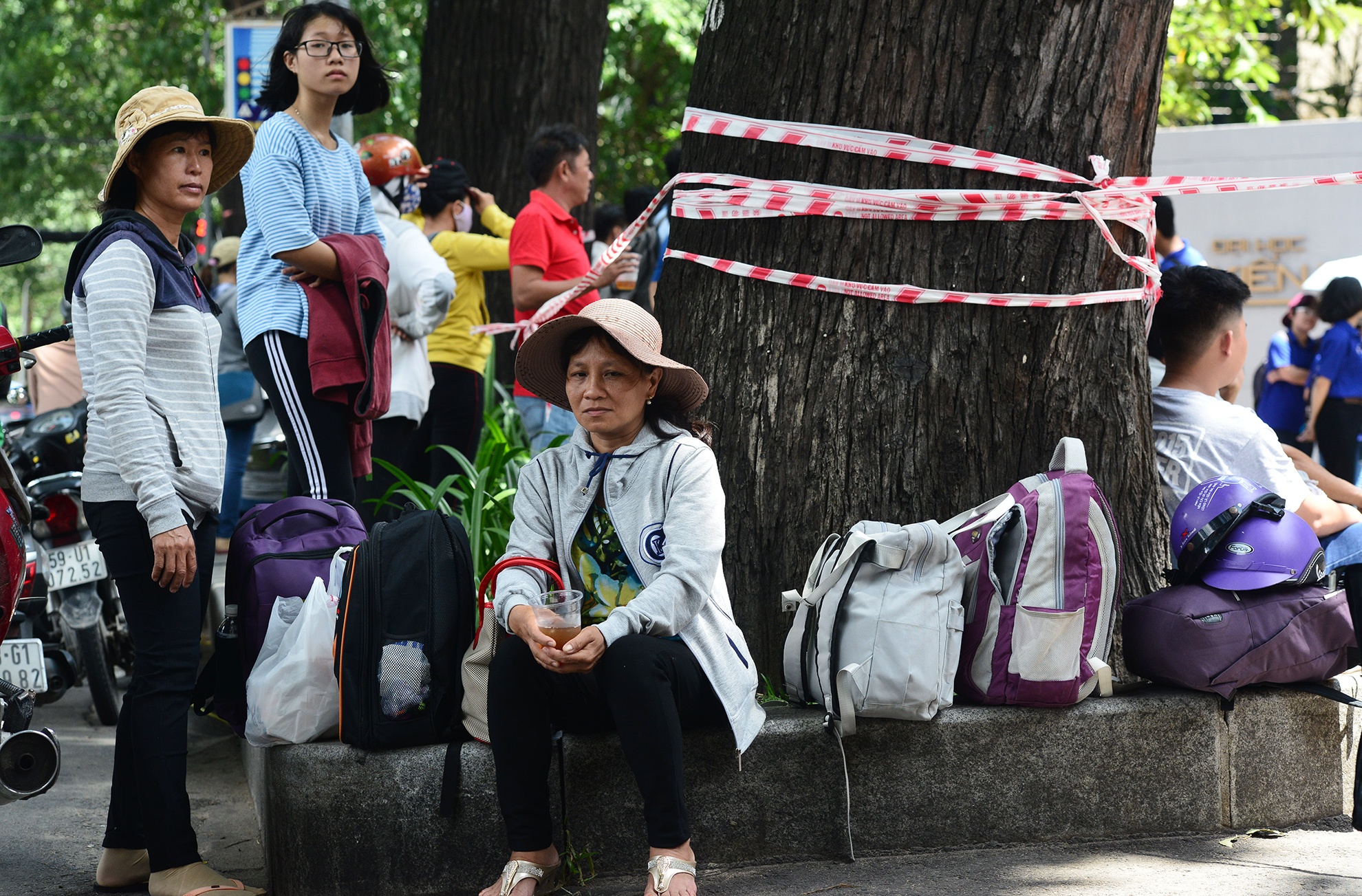 Phu huynh ngu guc doi thi sinh thi hon 4 gio anh 3