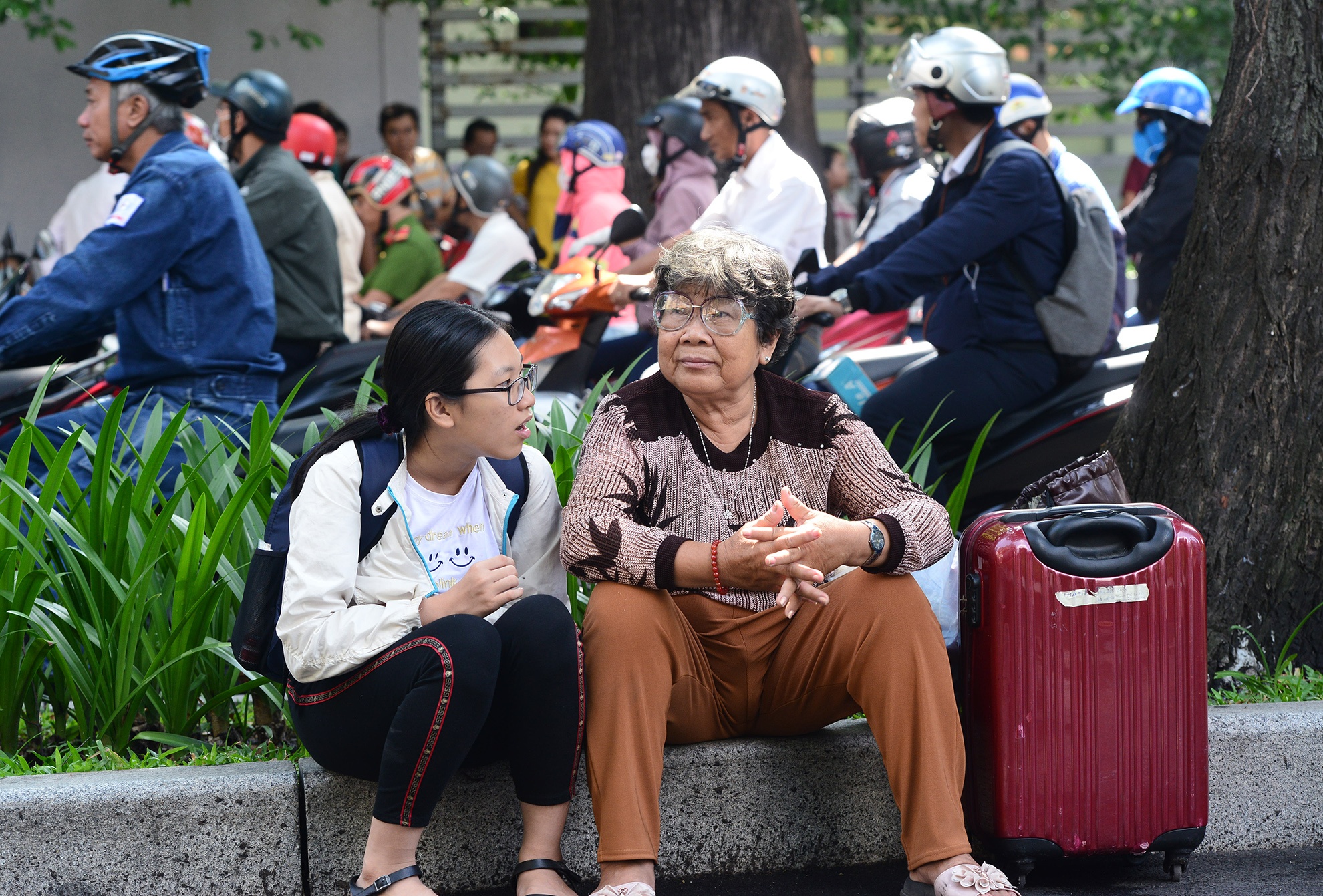 Phu huynh ngu guc doi thi sinh thi hon 4 gio anh 4