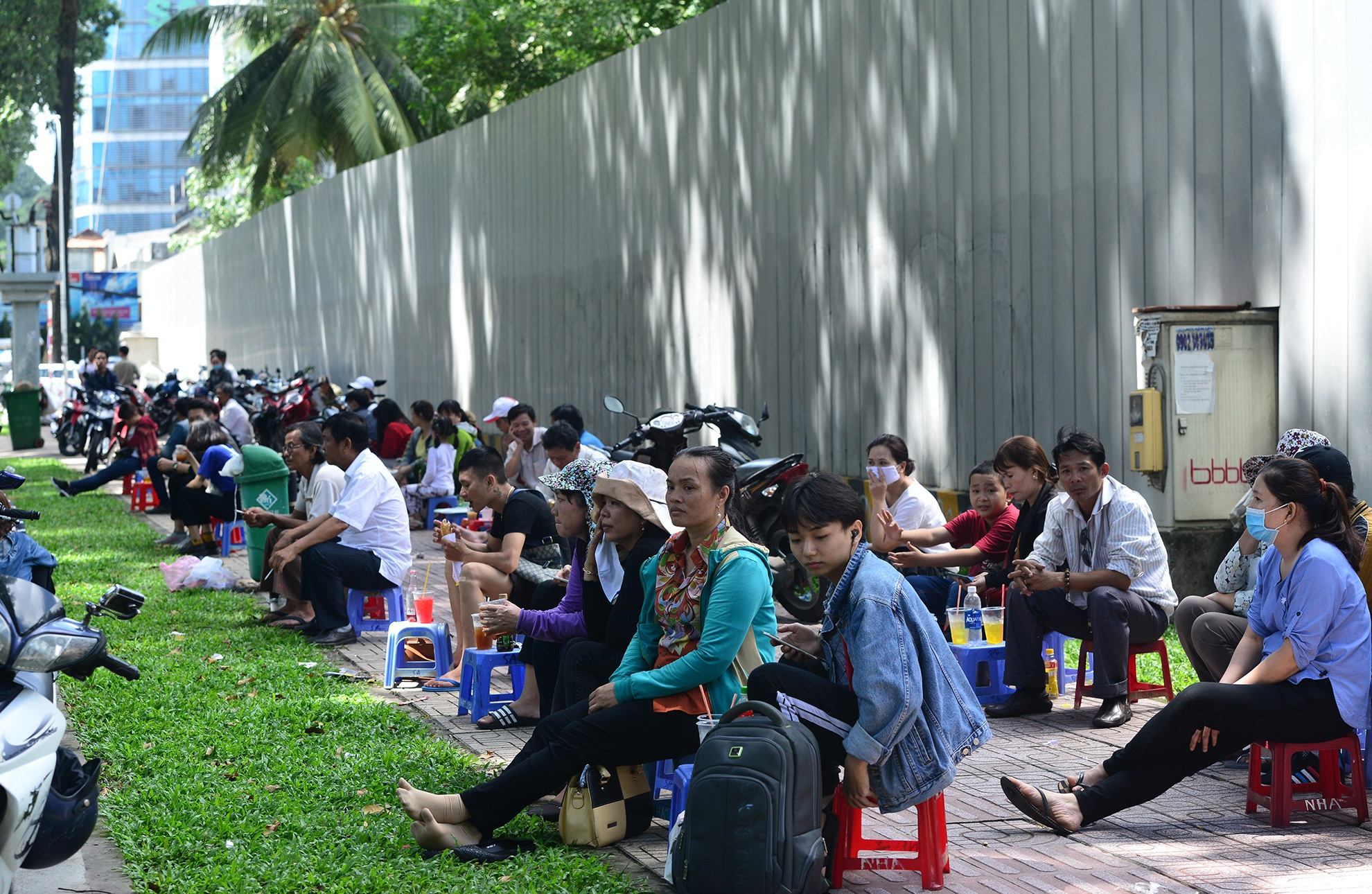Phu huynh ngu guc doi thi sinh thi hon 4 gio anh 5