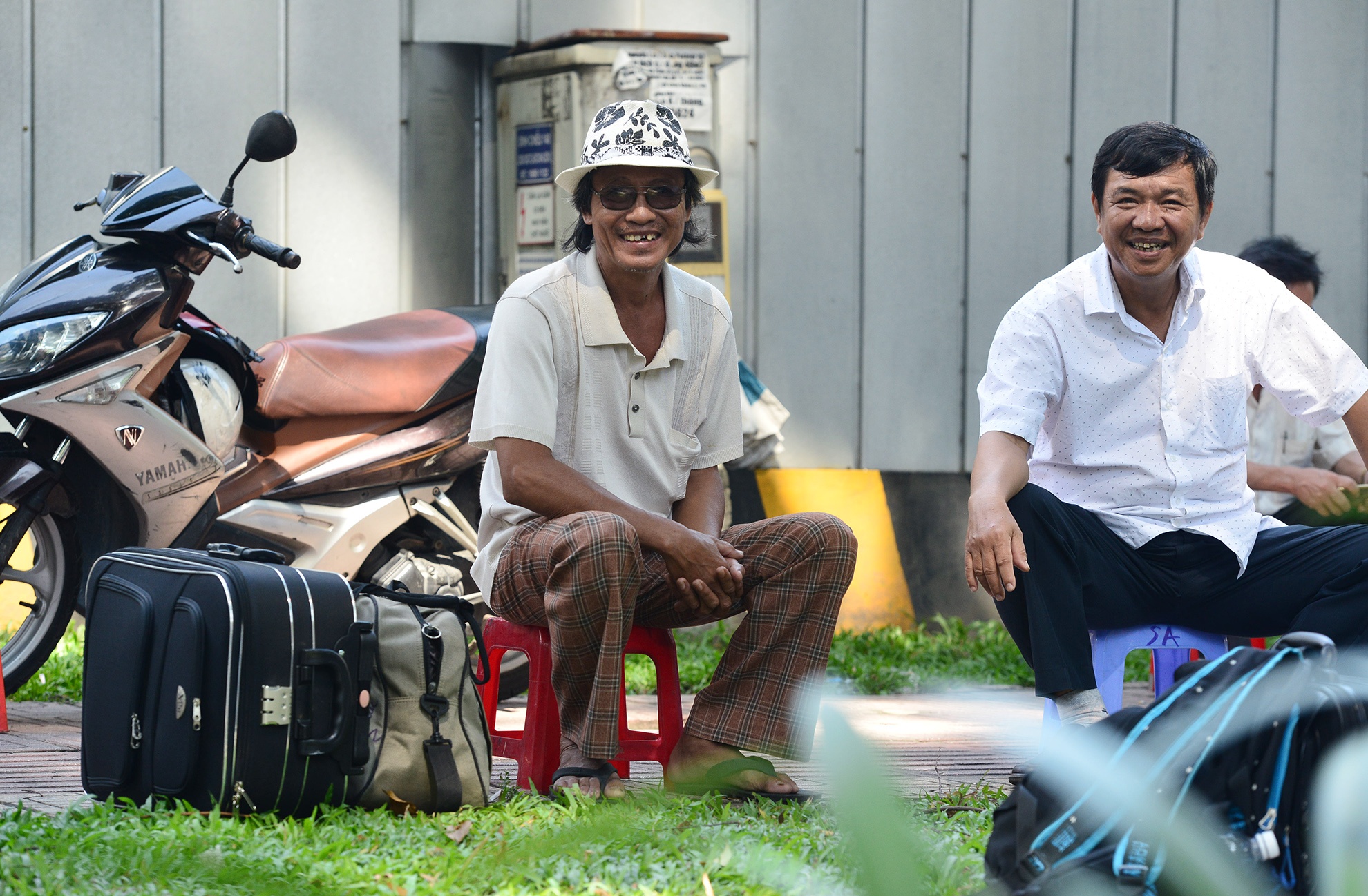 Phu huynh ngu guc doi thi sinh thi hon 4 gio anh 7