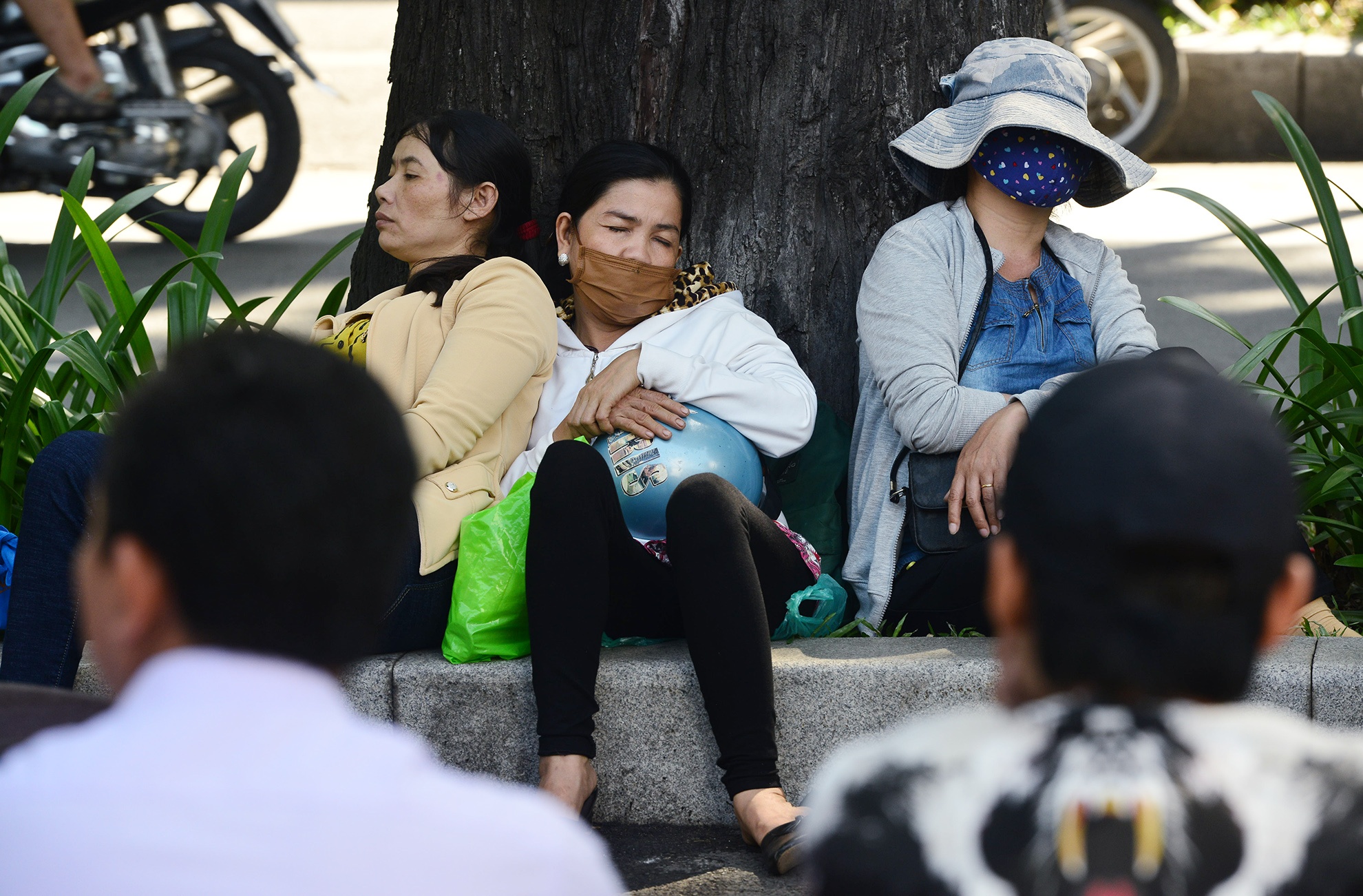 Phu huynh ngu guc doi thi sinh thi hon 4 gio anh 8