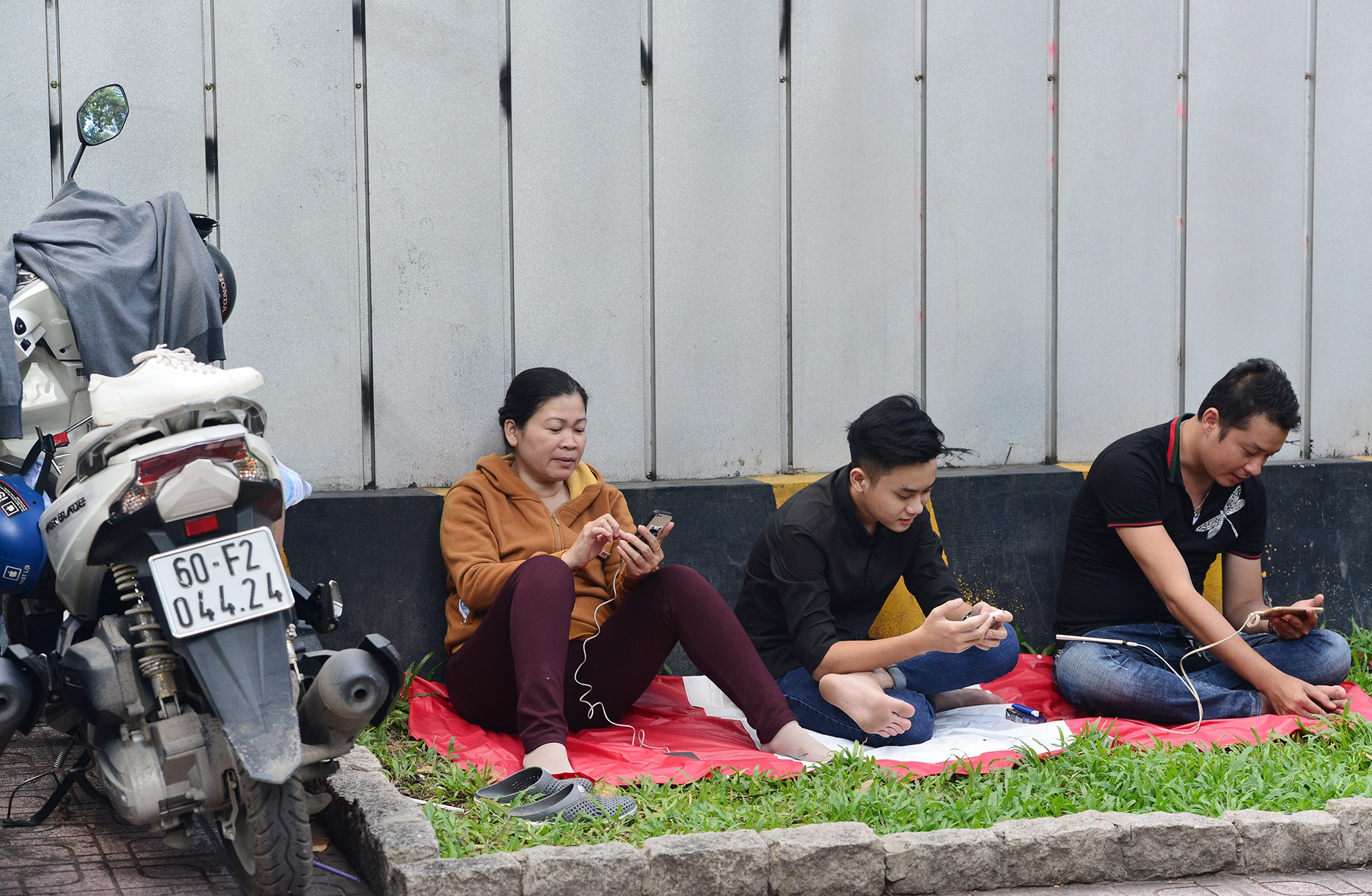 Phu huynh ngu guc doi thi sinh thi hon 4 gio anh 9