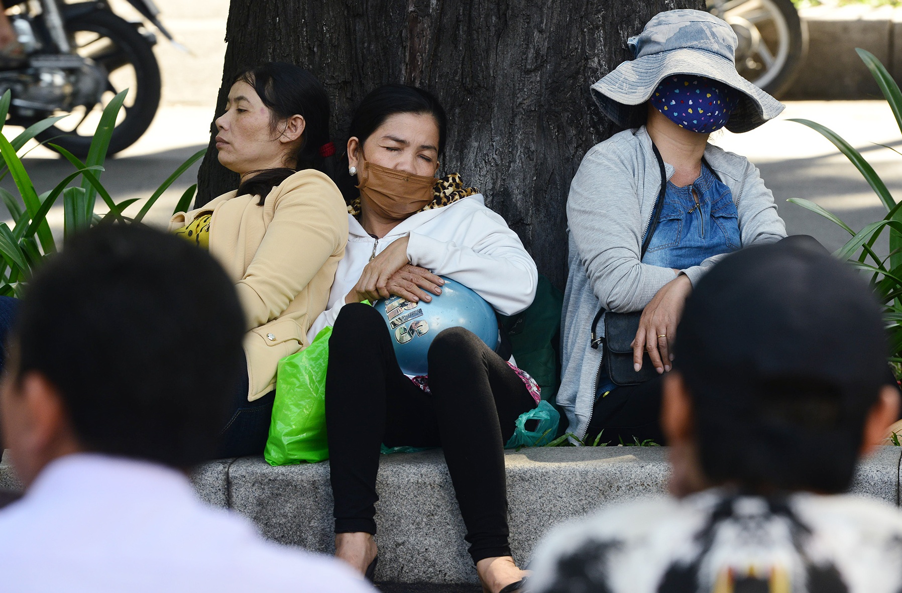 Phu huynh ngu guc doi thi sinh thi hon 4 gio o Sai Gon hinh anh