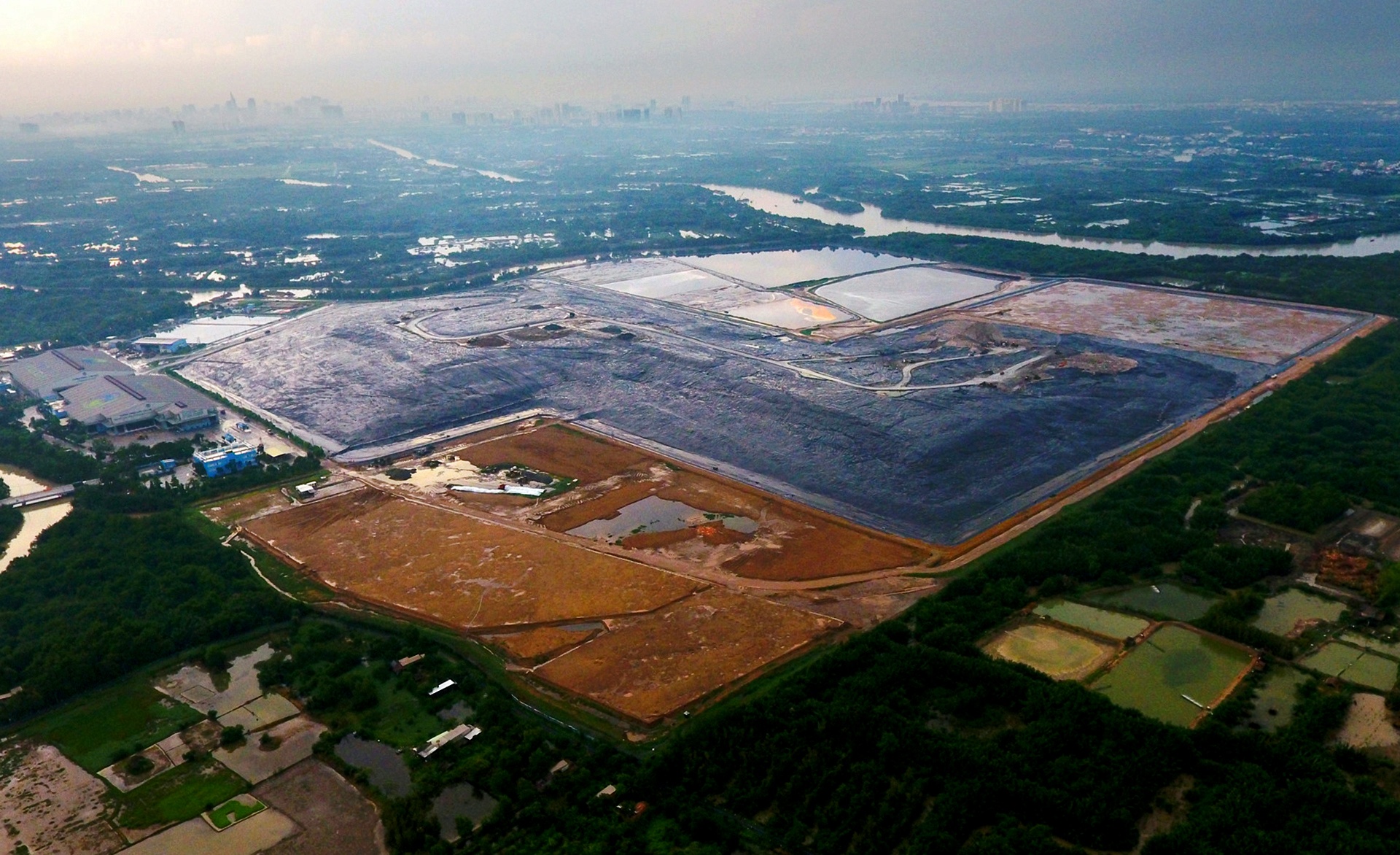 Bai rac Da Phuoc sau 2 nam boc mui hoi o Sai Gon anh 1