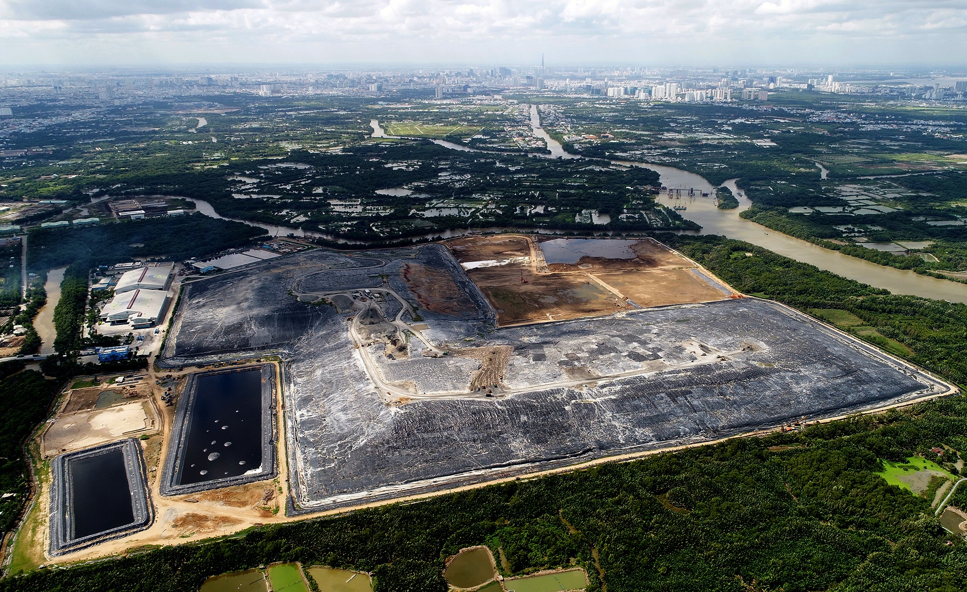 Bai rac Da Phuoc sau 2 nam boc mui hoi o Sai Gon anh 3