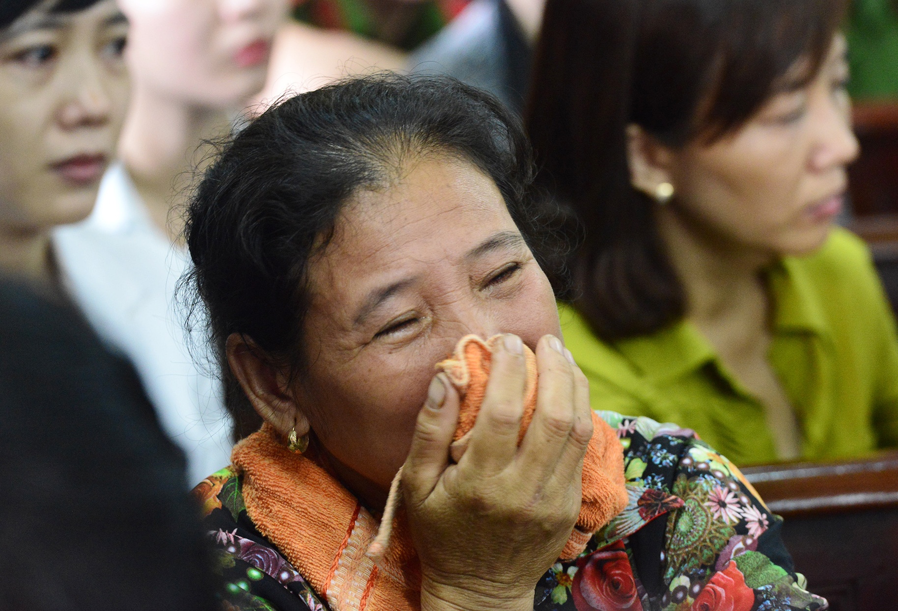 Dam nuoc mat tai phien toa xet xu bi cao tham sat 5 nguoi o Sai Gon hinh anh