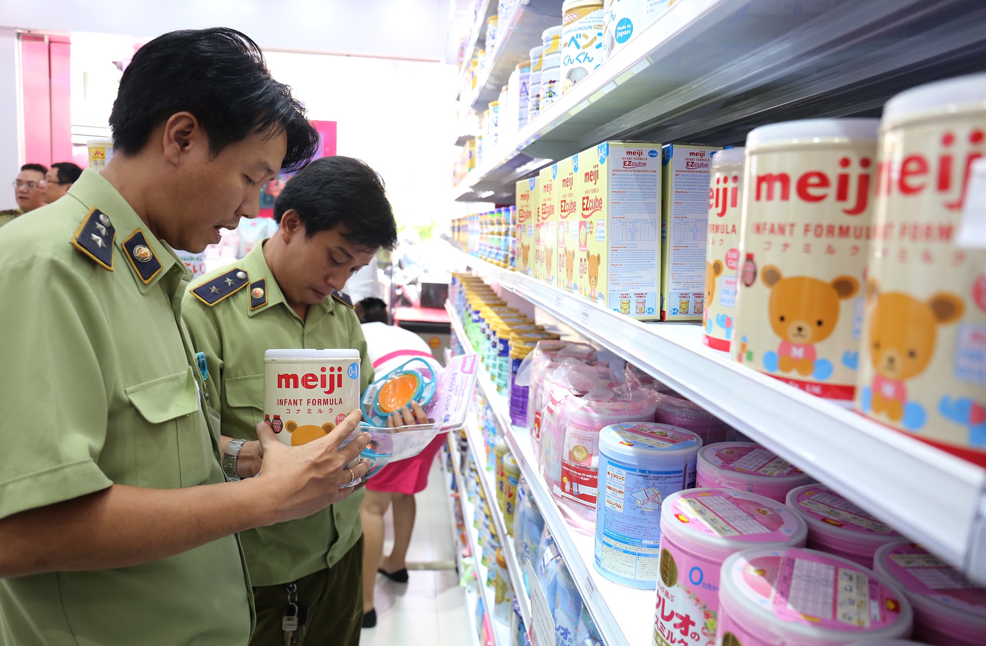 Con Cung bi to ban hang gian lan thuong mai anh 6