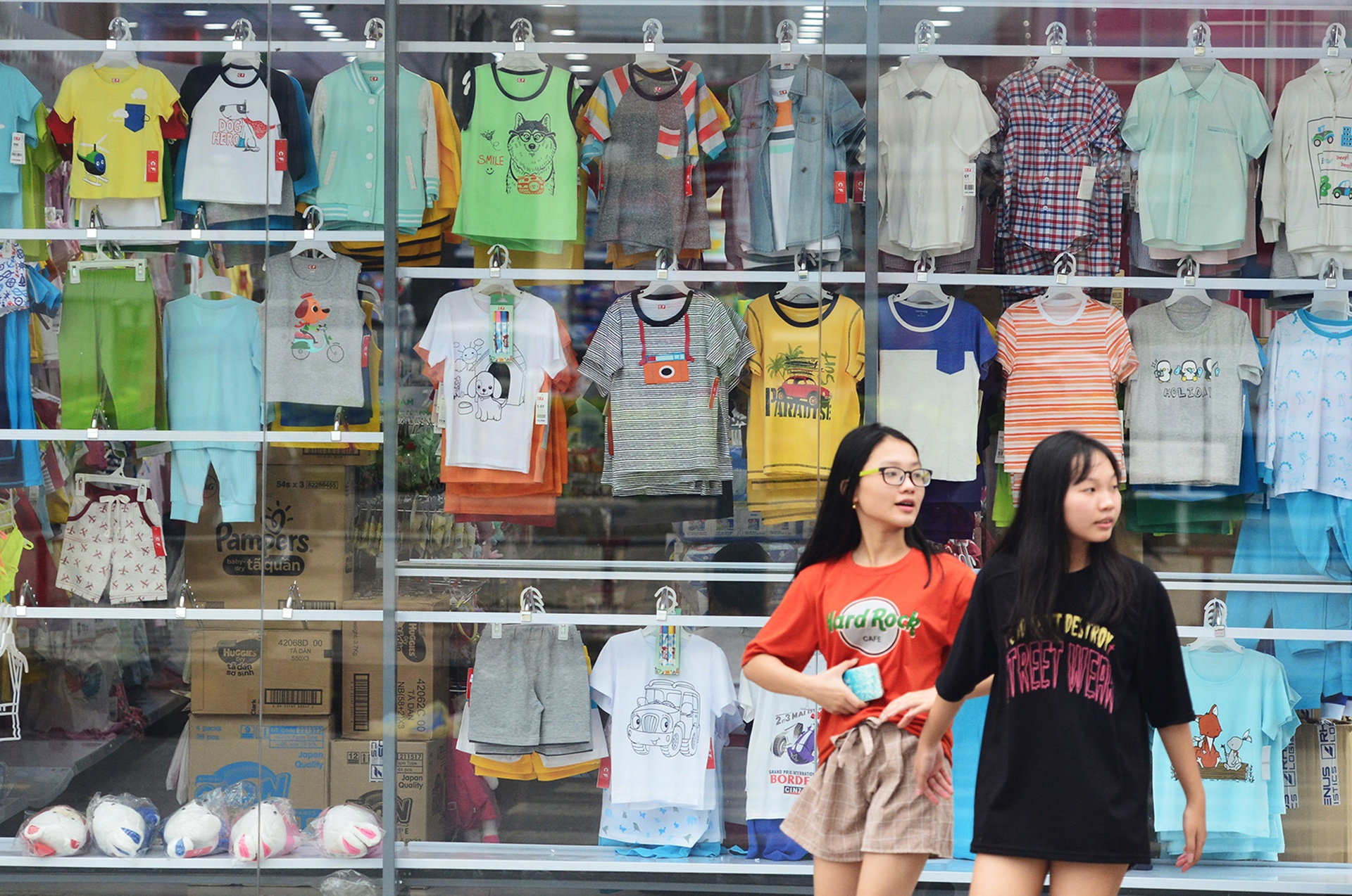 Con Cung bi to ban hang gian lan thuong mai anh 4