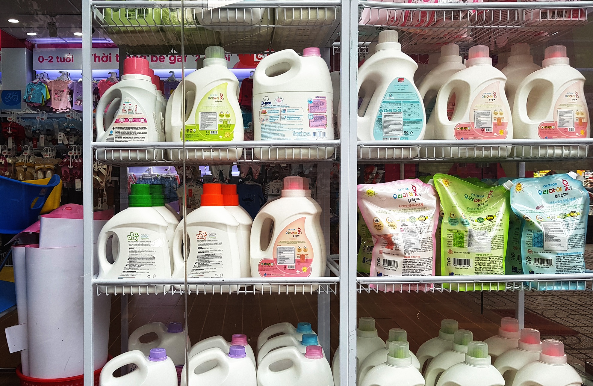 Con Cung bi to ban hang gian lan thuong mai anh 2