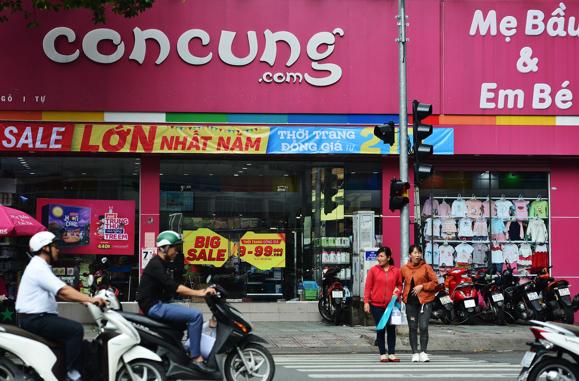 Con Cung bi to ban hang gian lan thuong mai anh 1