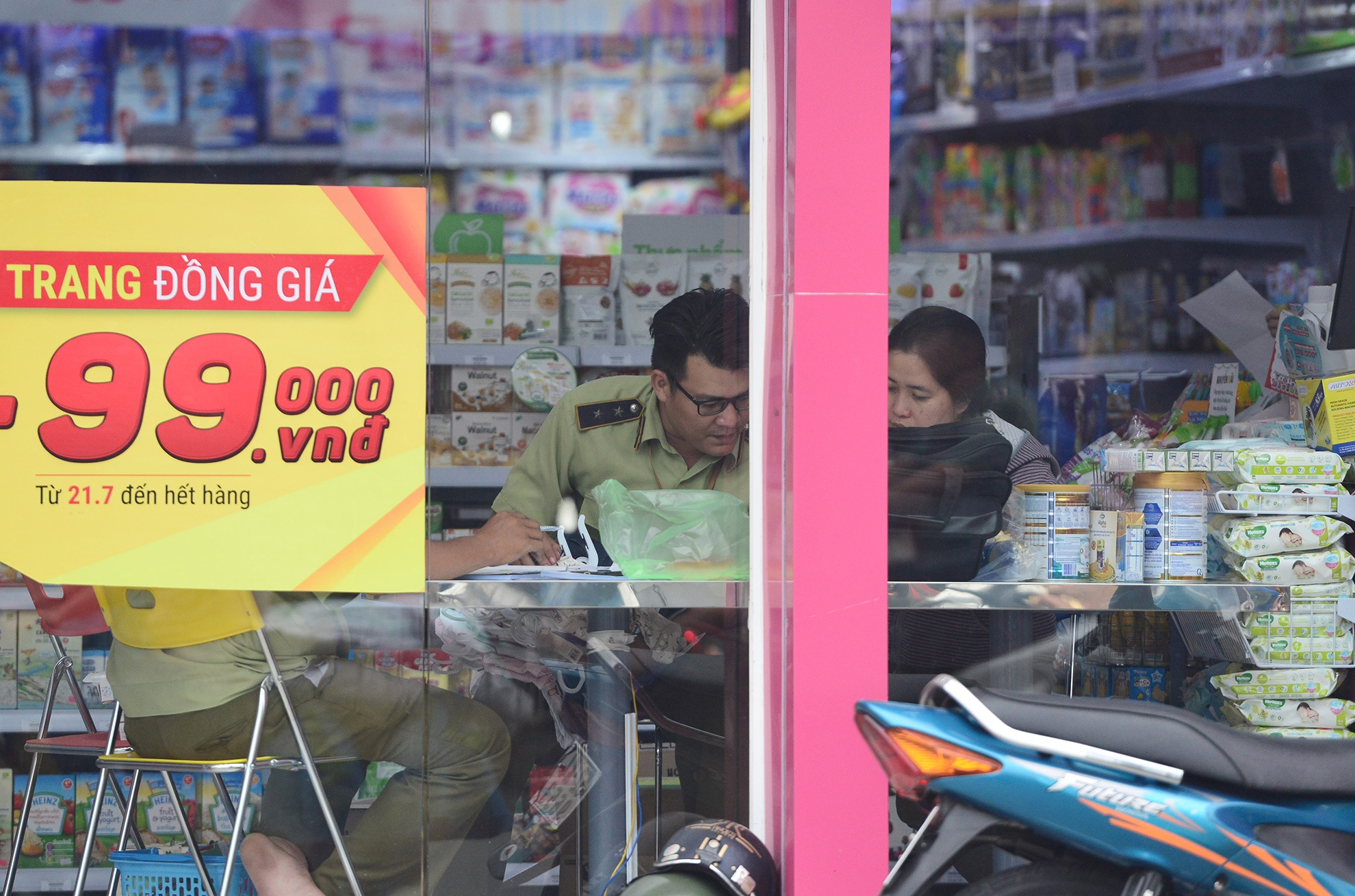 Con Cung bi to ban hang gian lan thuong mai anh 8