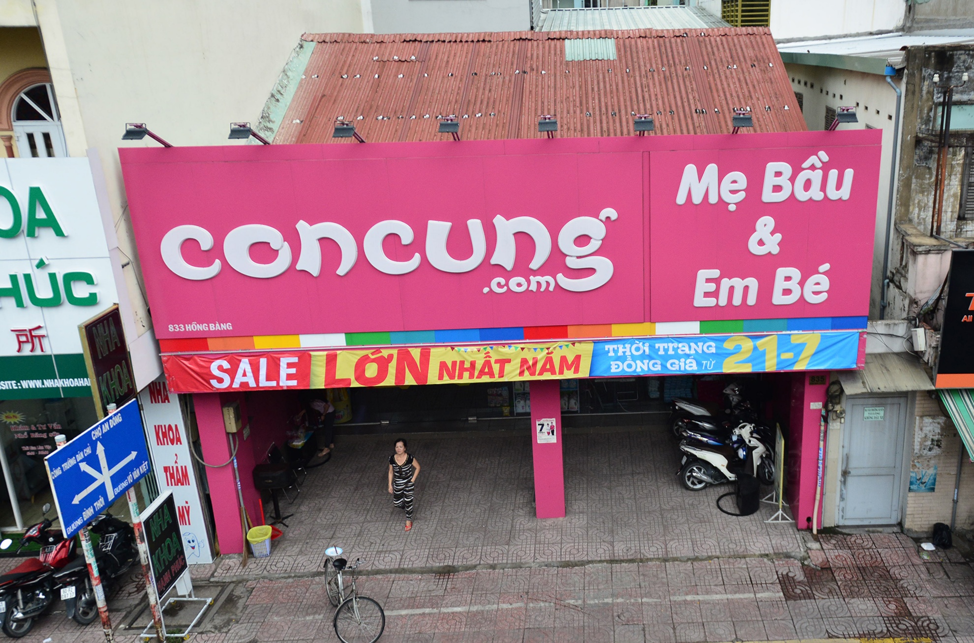 Con Cung bi to ban hang gian lan thuong mai anh 7