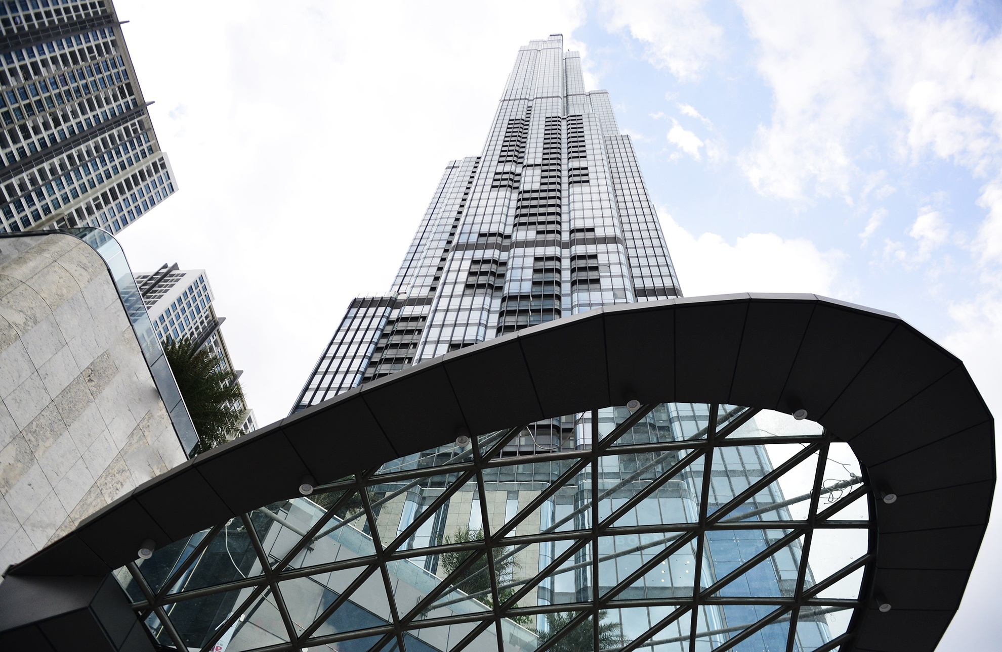 Canh thi cong tren dinh toa nha cao nhat Viet Nam hinh anh