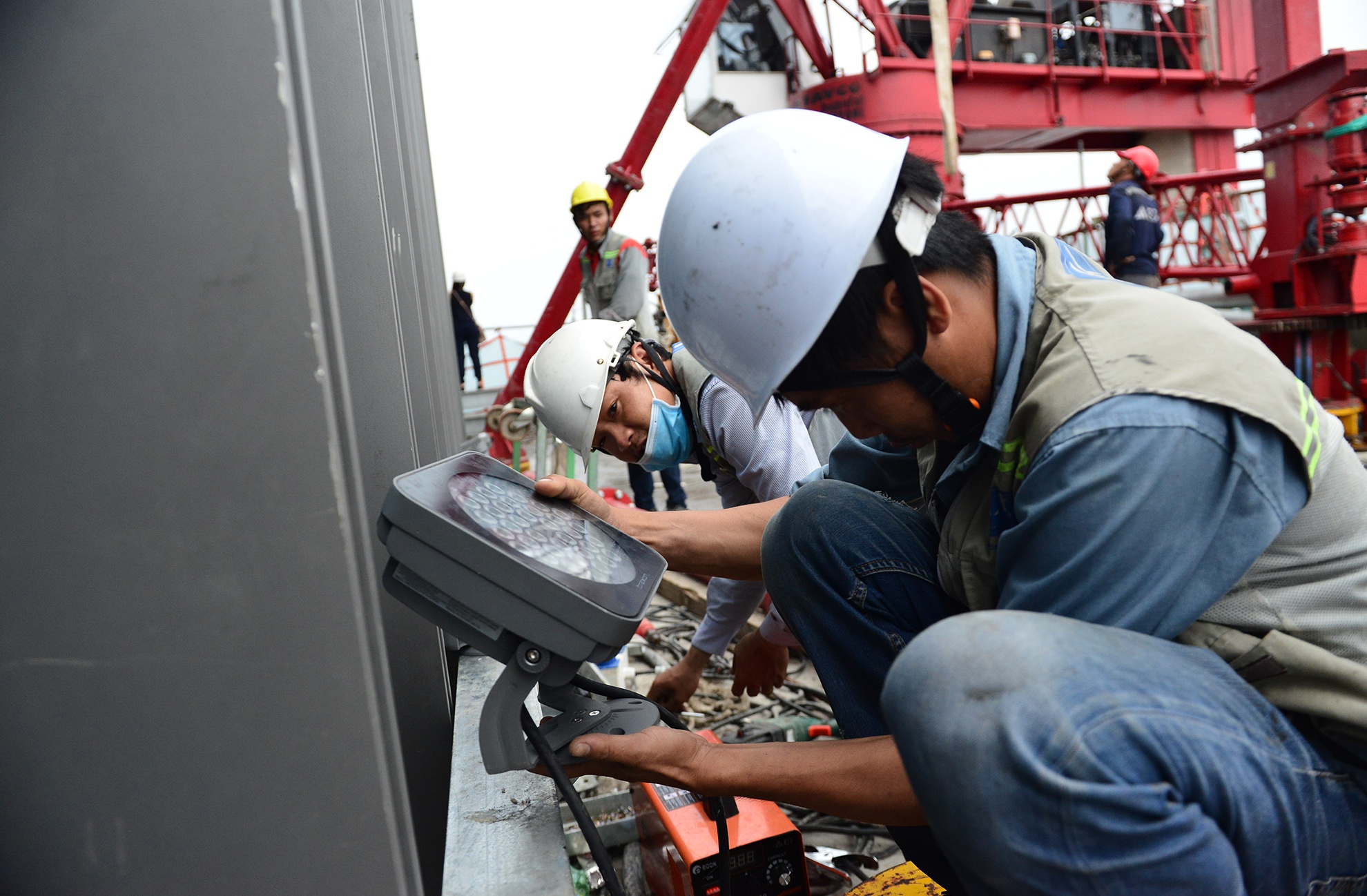 canh thi cong tren dinh toa nha cao nhat Viet Nam anh 11