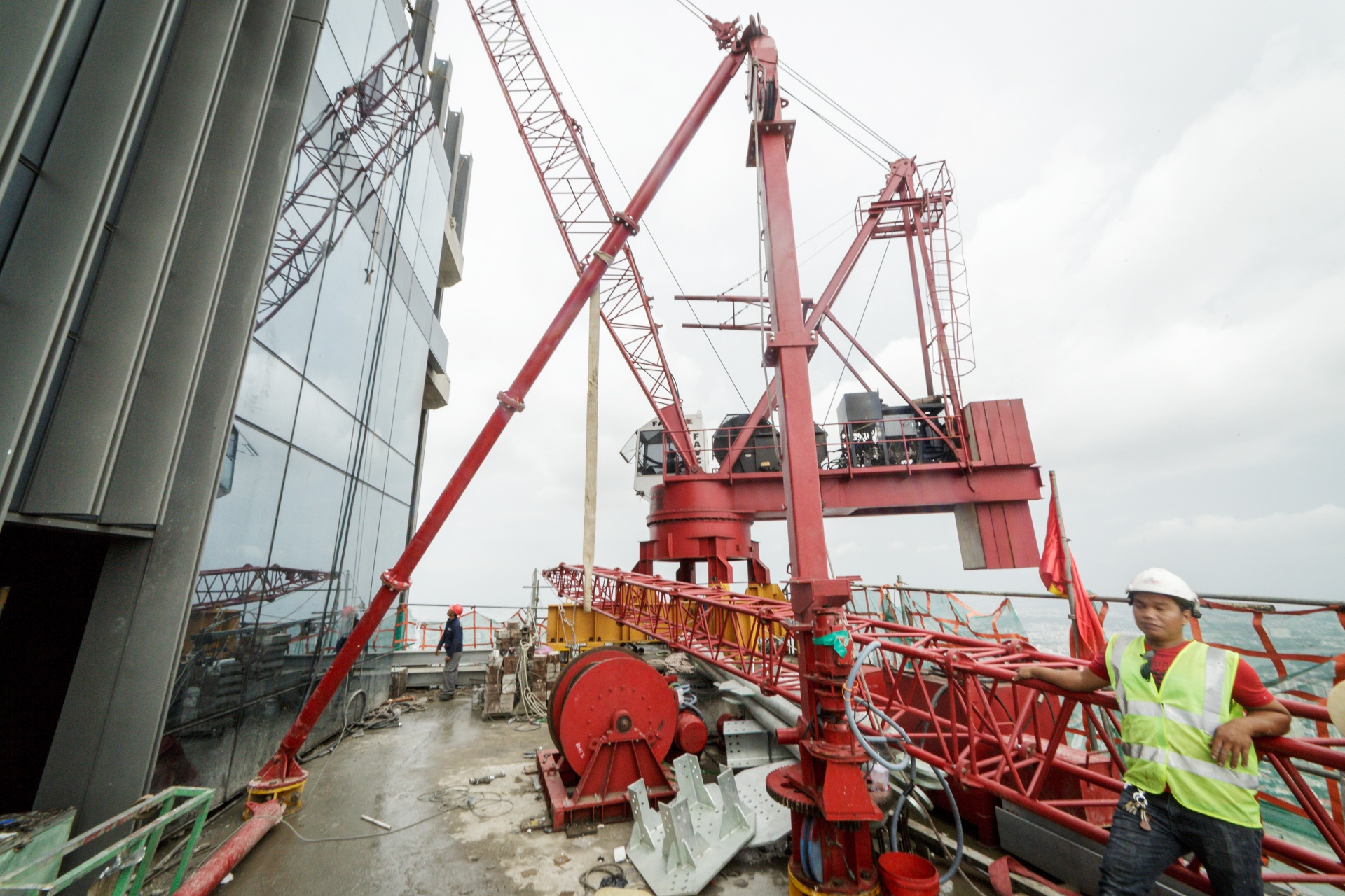 cảnh thi công trên đỉnh tòa nhà cao nhất Việt Nam ảnh 13 canh thi cong tren dinh toa nha cao nhat Viet Nam anh 13