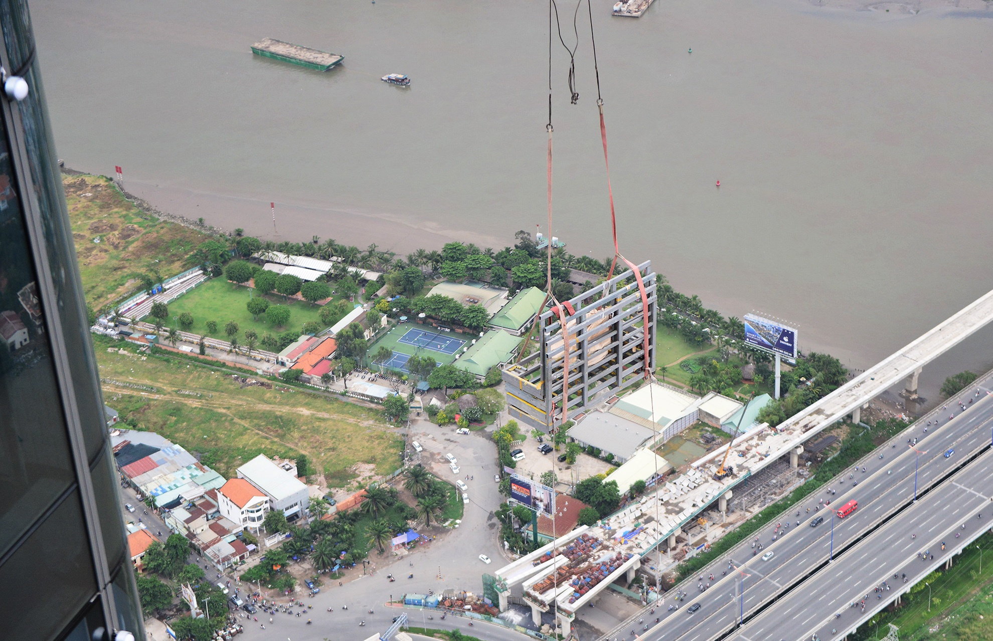 canh thi cong tren dinh toa nha cao nhat Viet Nam anh 15