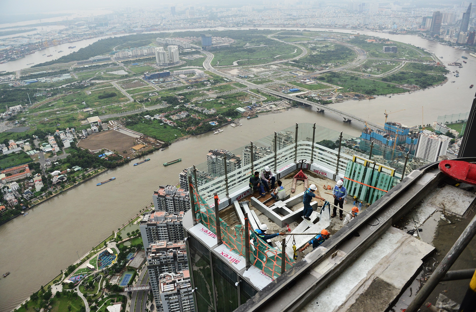 canh thi cong tren dinh toa nha cao nhat Viet Nam anh 4