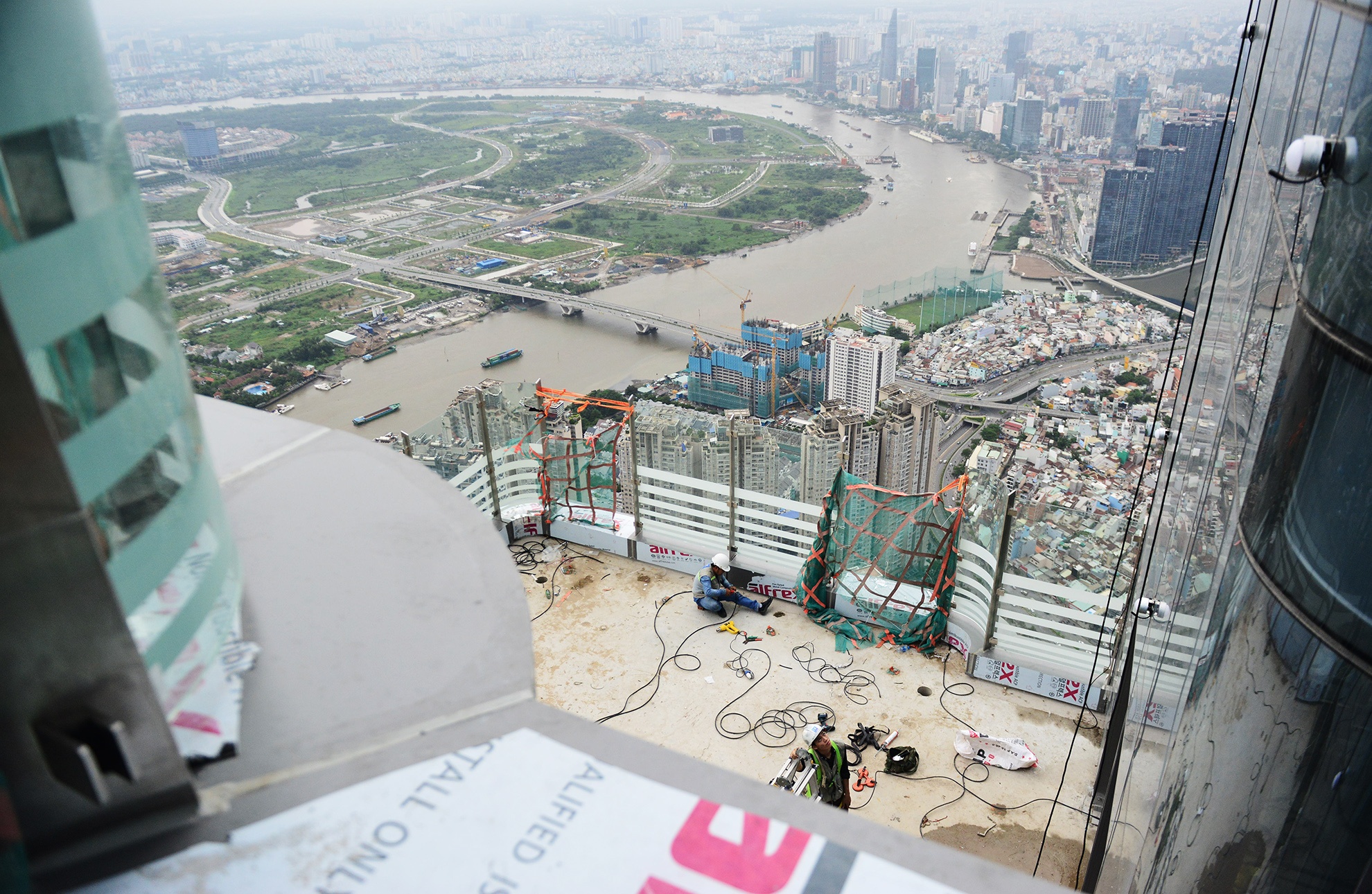 canh thi cong tren dinh toa nha cao nhat Viet Nam anh 5