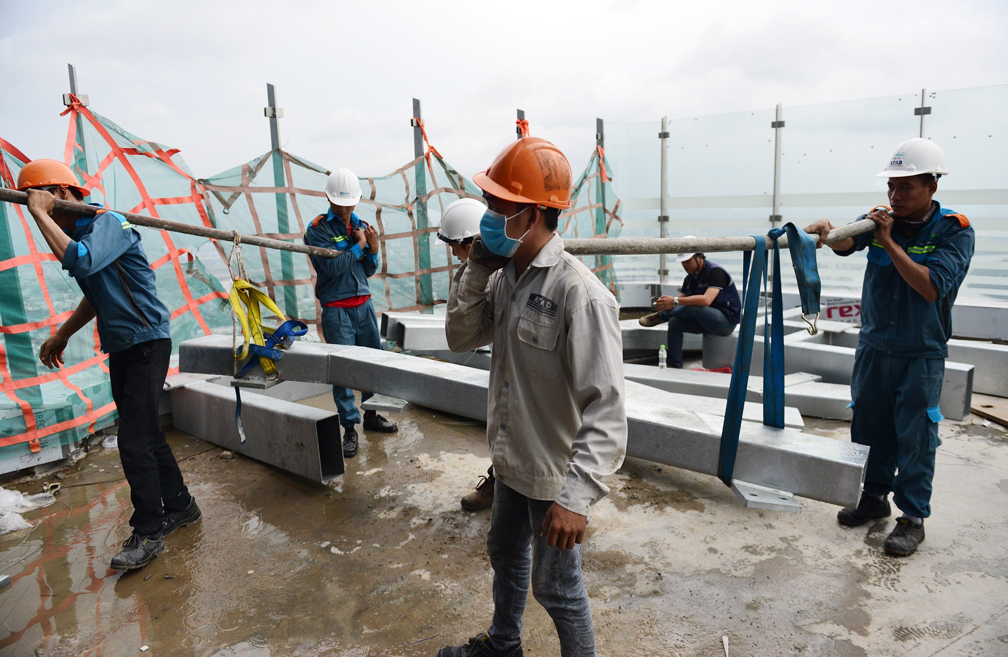 canh thi cong tren dinh toa nha cao nhat Viet Nam anh 6