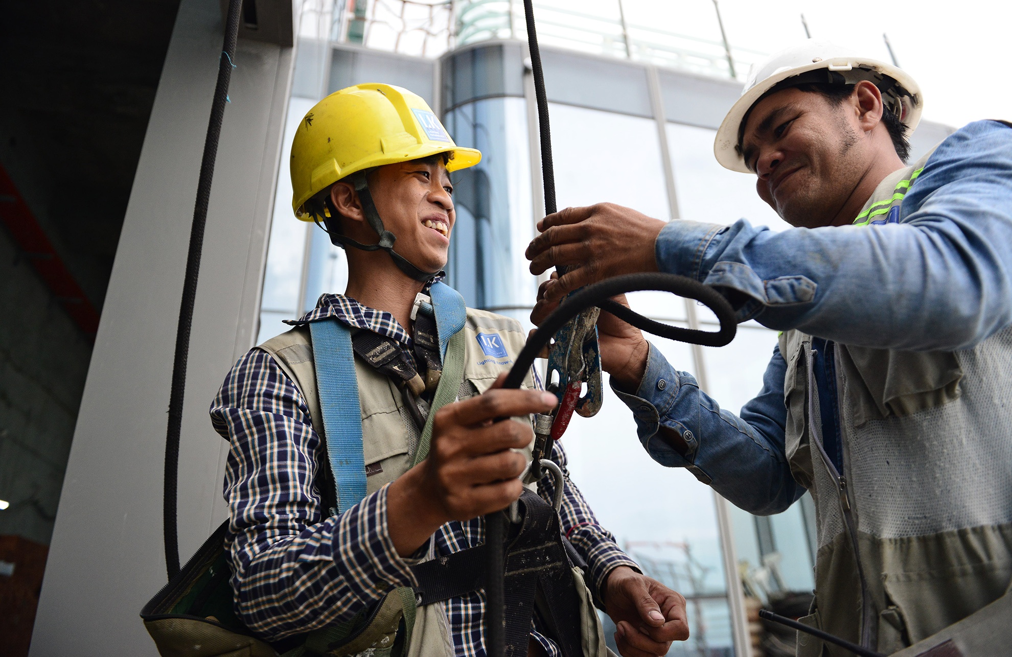 canh thi cong tren dinh toa nha cao nhat Viet Nam anh 9