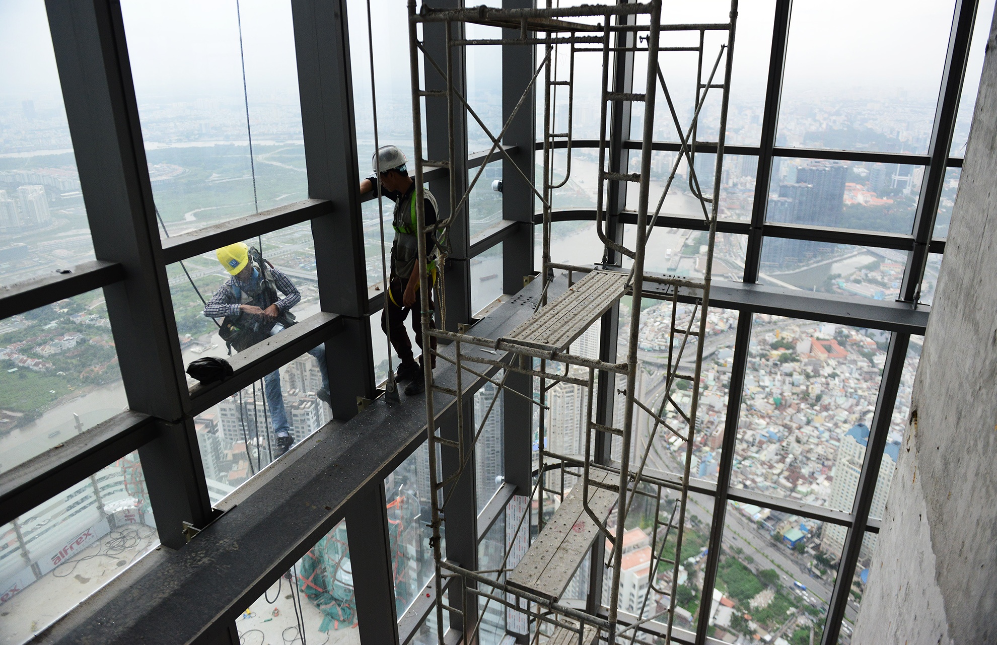 canh thi cong tren dinh toa nha cao nhat Viet Nam anh 10