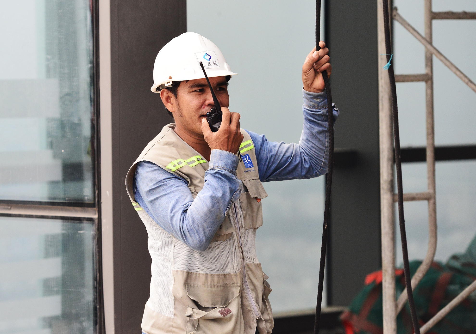 canh thi cong tren dinh toa nha cao nhat Viet Nam anh 8