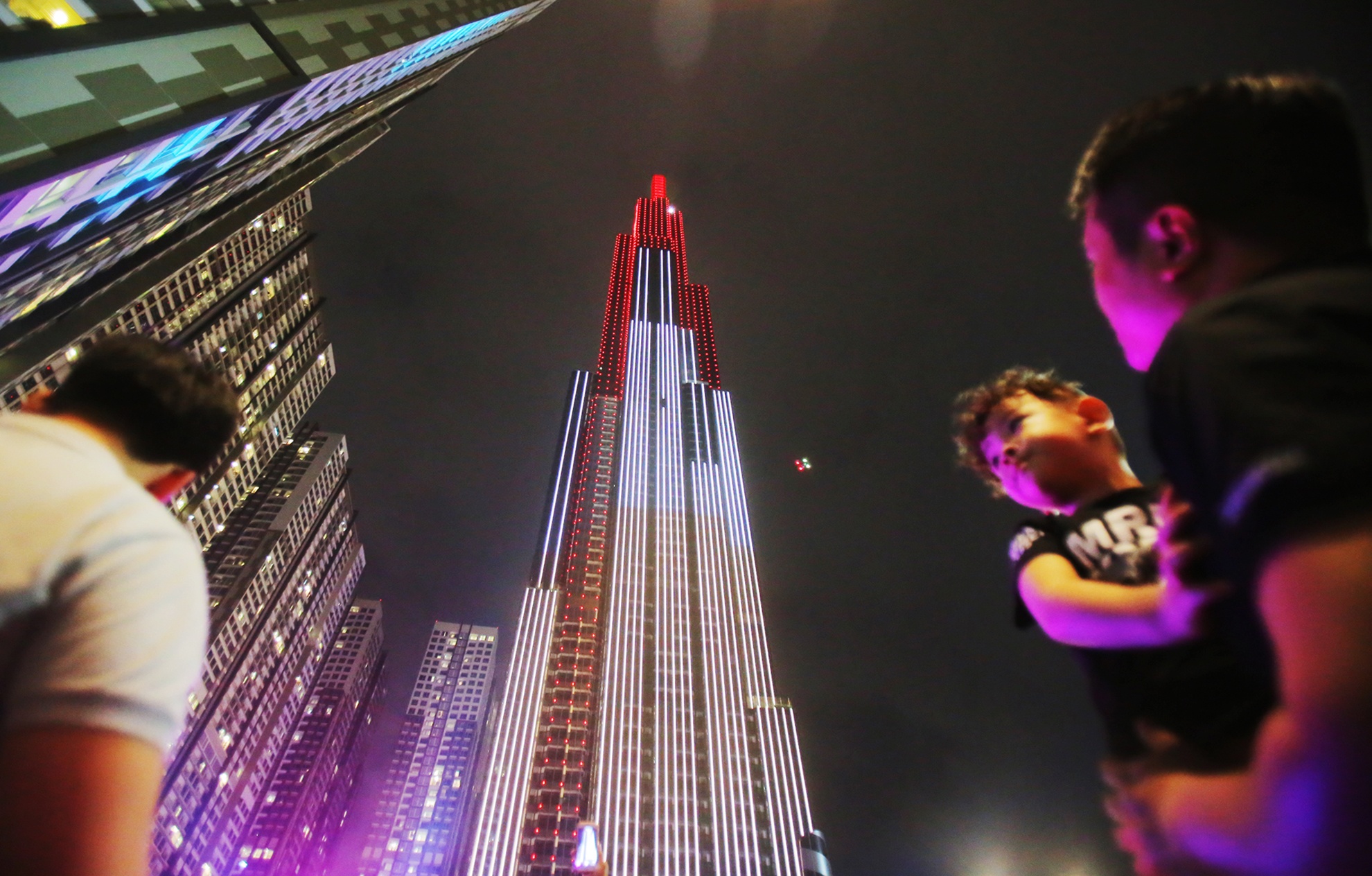 Toa nha cao nhat Viet Nam ruc ro trong phao hoa va anh sang nghe thuat hinh anh