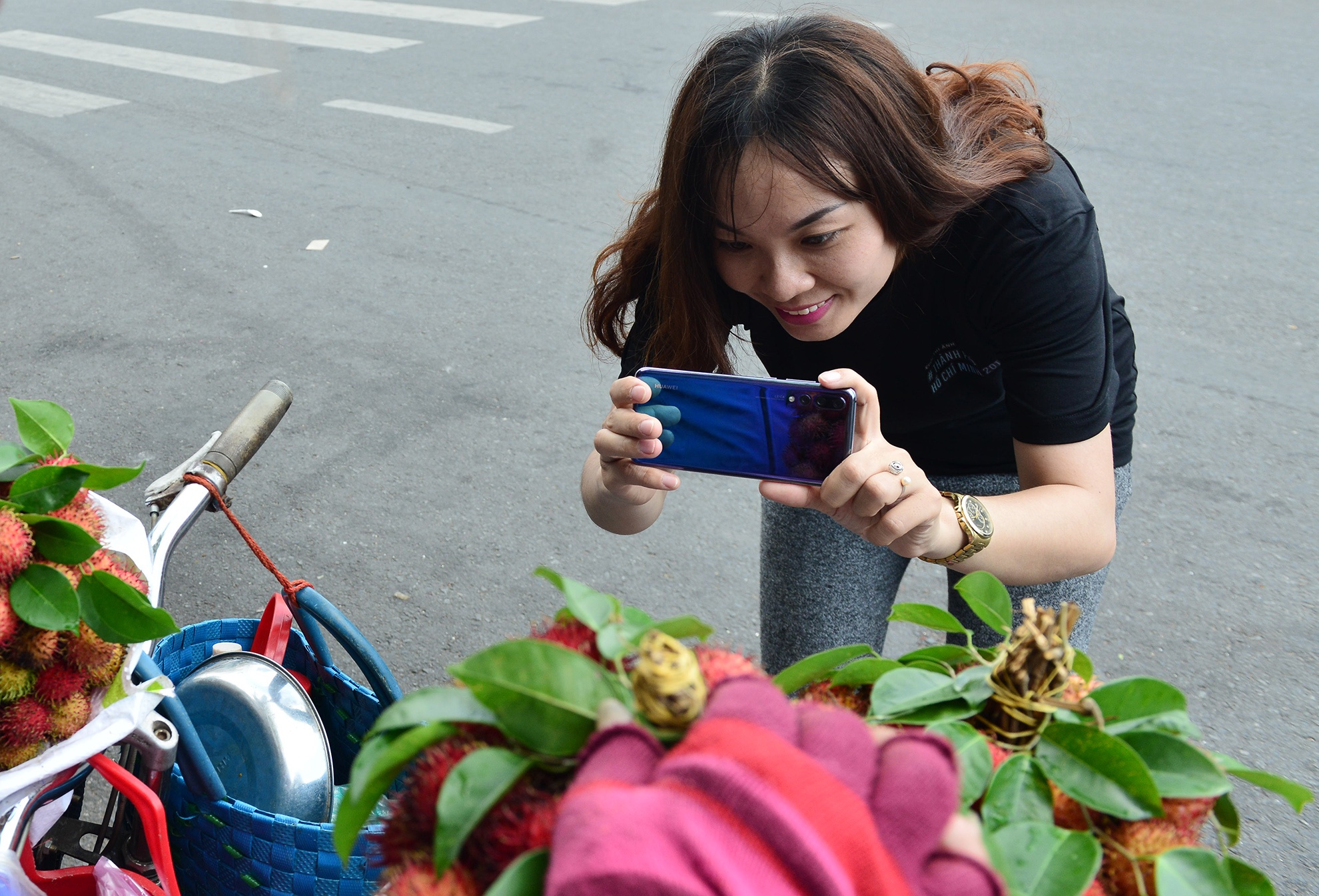 Nu thi sinh cuoc thi 'TP Ho Chi Minh 2018' an tuong voi Huawei P20 Pro hinh anh