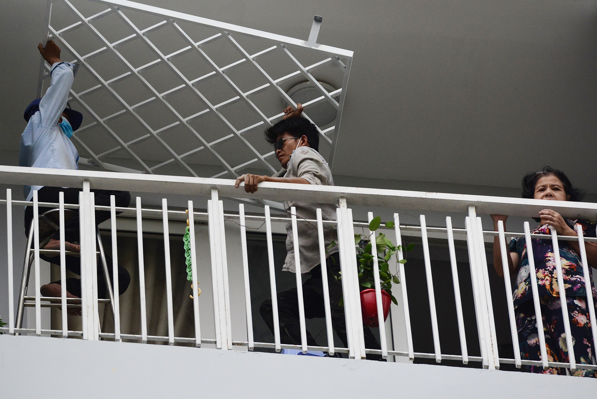 Canh thi cong sua chua ham chung cu Carina hinh anh