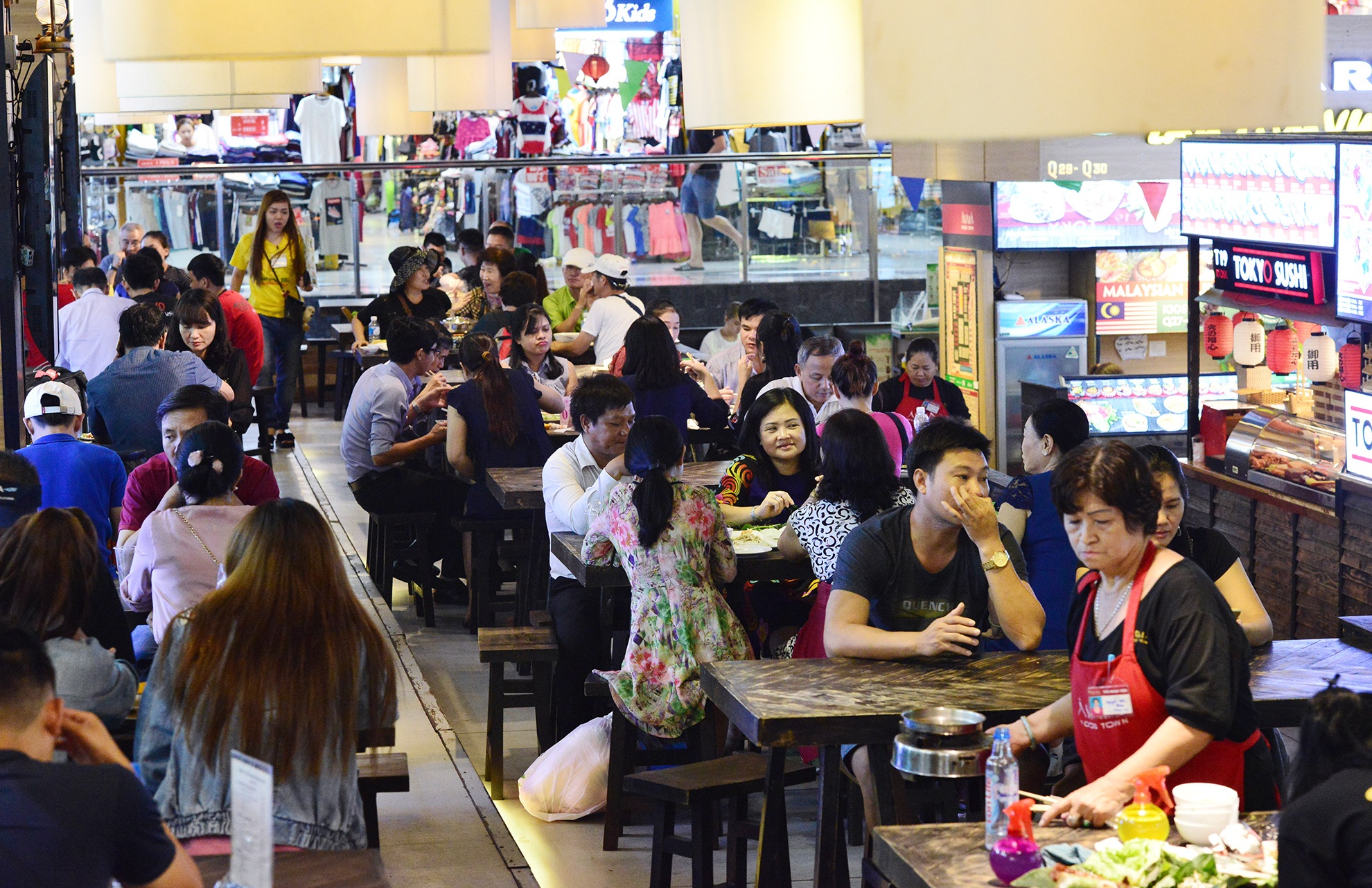 Canh nhon nhip khach khu am thuc o cho ngam giua trung tam Sai Gon hinh anh