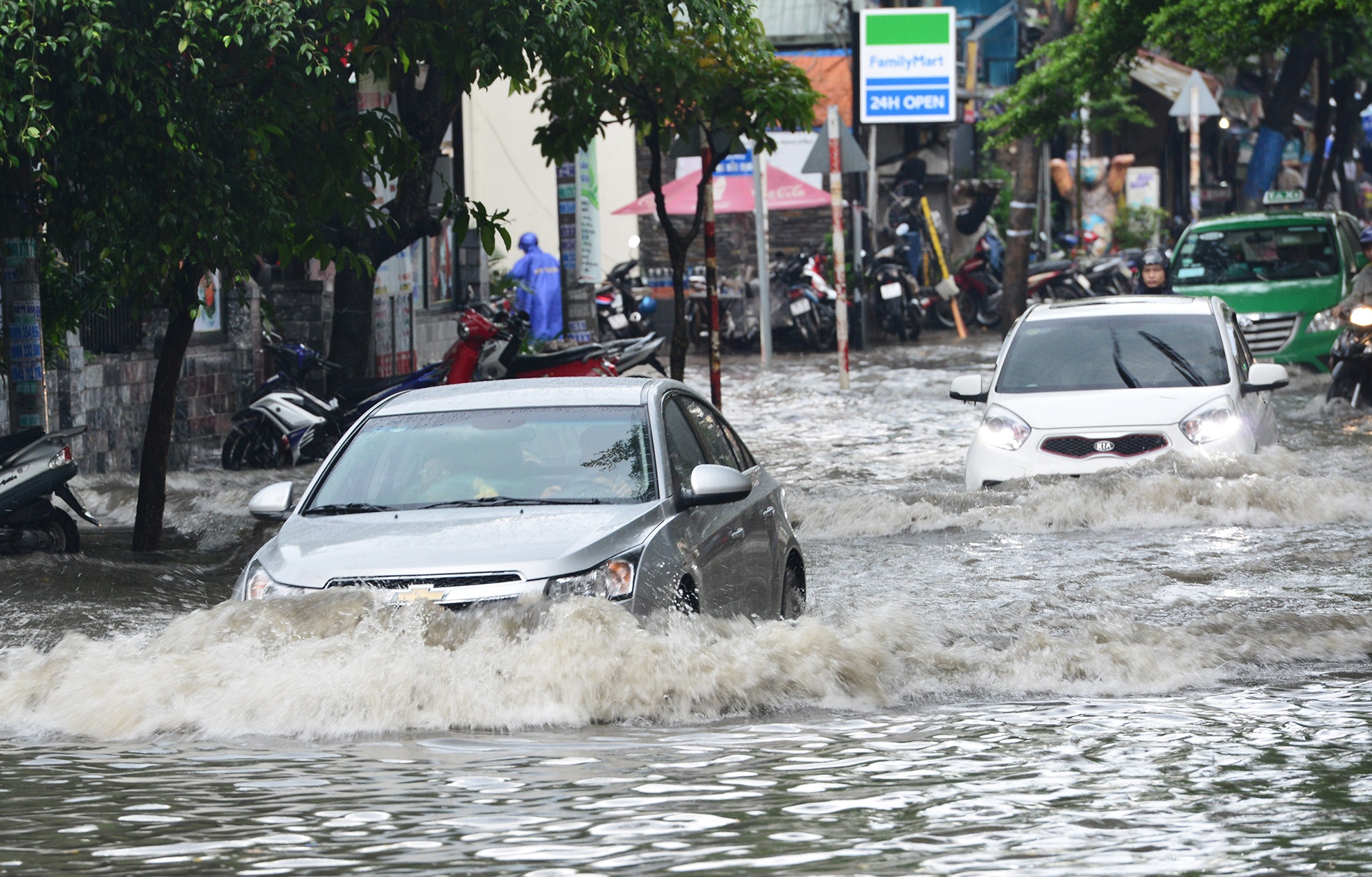 Canh menh mong nuoc o khu nha giau Sai Gon sau mua lon hinh anh