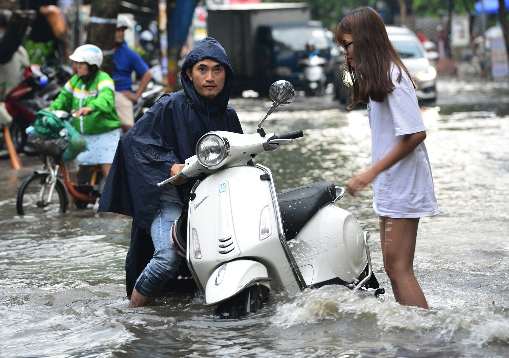 Khu nha giau Sai Gon lai chim trong bien nuoc sau mua lon hinh anh