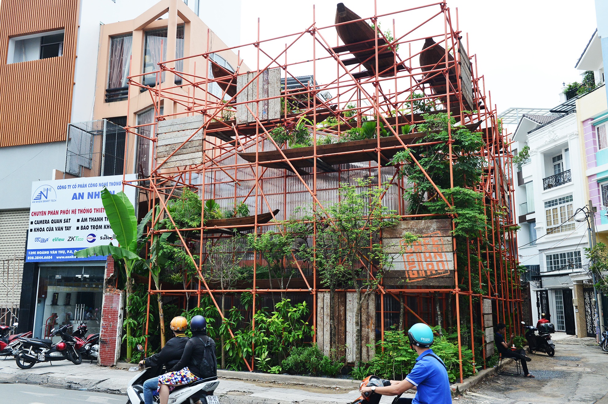 Quan ca phe gian giao ky la o Sai Gon hinh anh